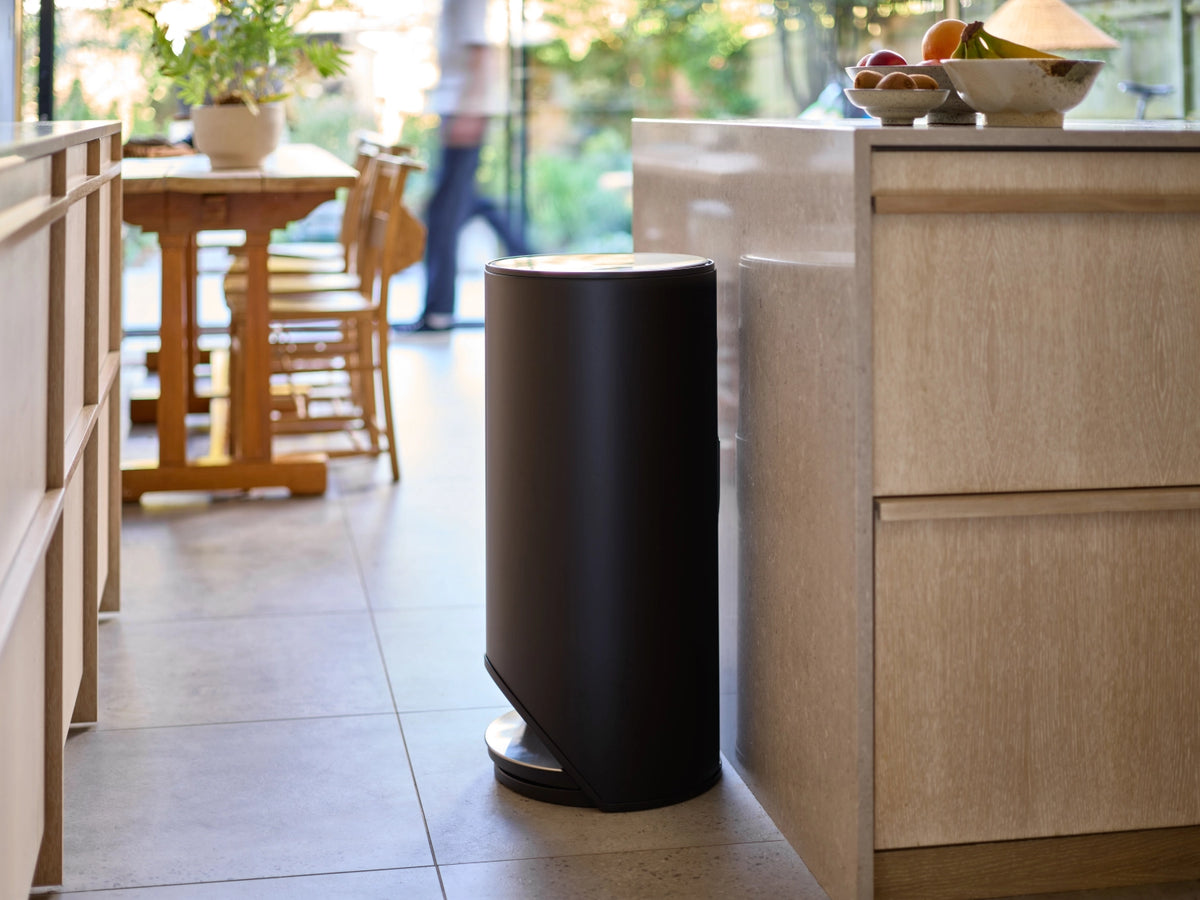 Arc Pedaleimer mit Innentasche H72cm D34cm 30l Carb. schwarz in Schwarz präsentiert im Onlineshop von KAQTU Design AG. Mülleimer ist von Joseph Joseph