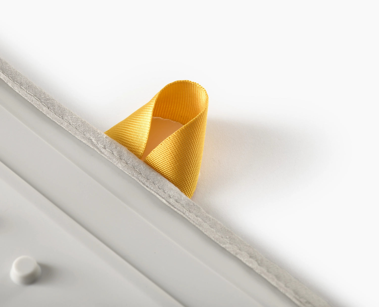 Faltbare Bügelmatte in elegantem Ecru mit ansprechendem Scatter-Muster, perfekt für effizientes und platzsparendes Bügeln.