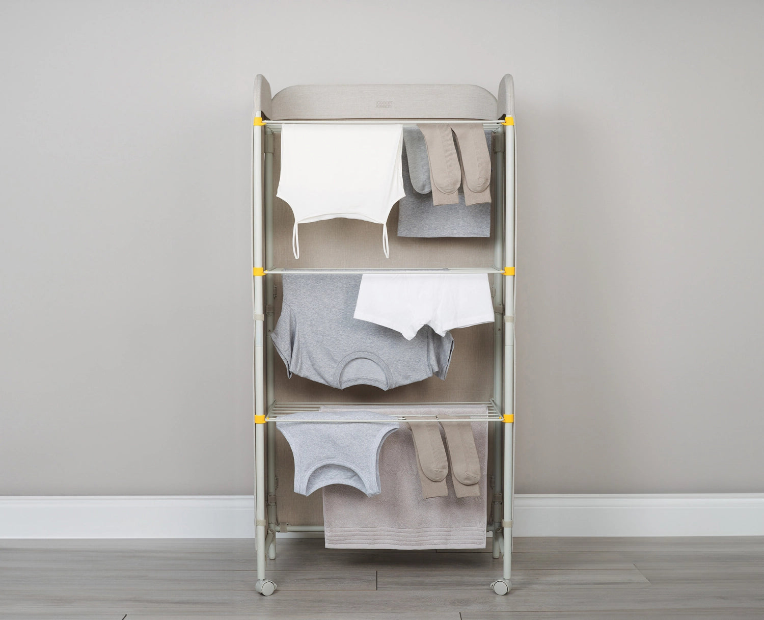 Eleganter, faltbarer Wäscheständer in Ecru von Joseph Joseph, perfekt für effizientes Trocknen mit kompakten Maßen von 150 cm Höhe und 29 cm Breite.