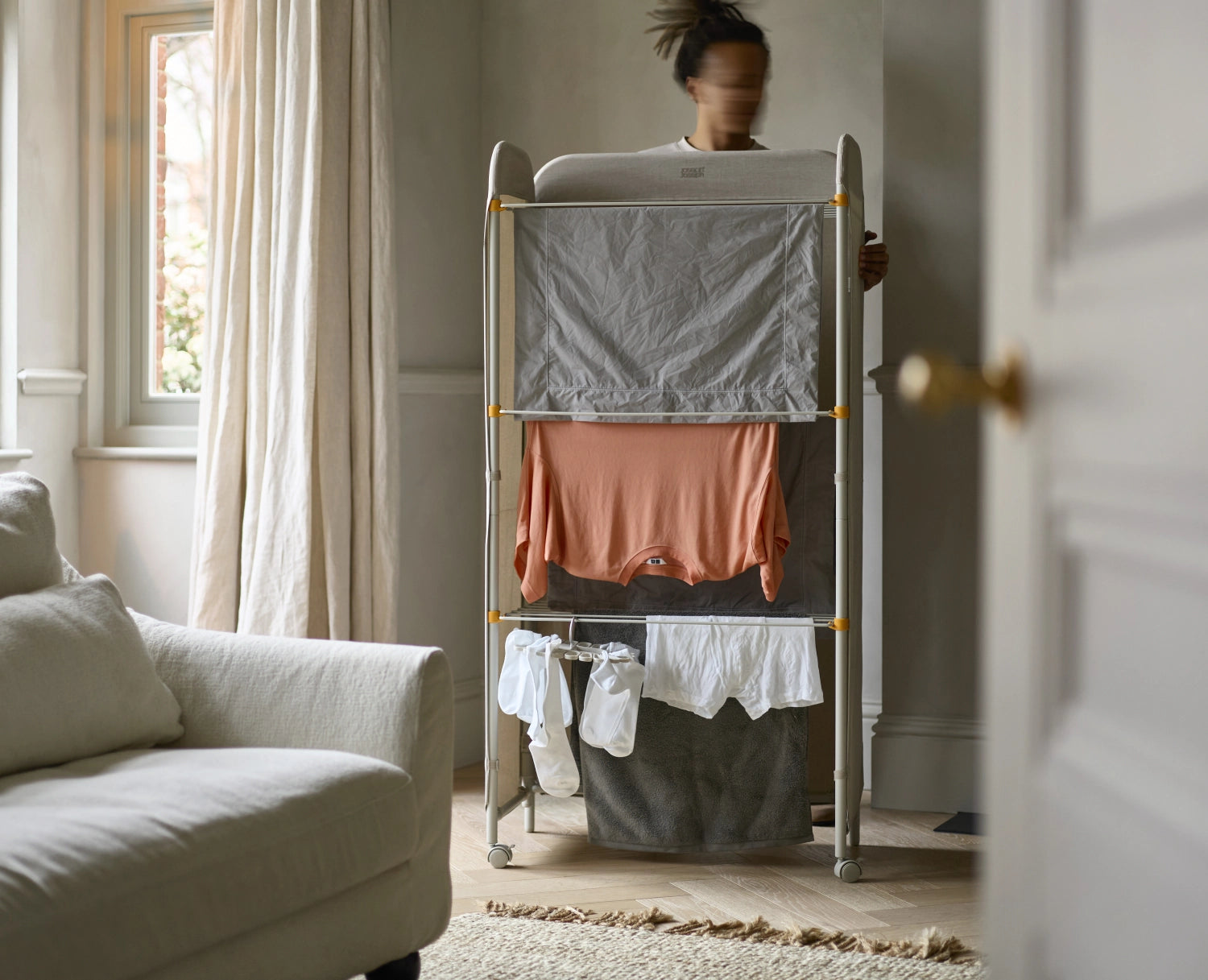 Eleganter, faltbarer Wäscheständer in Ecru, perfekt für effizientes Wäschetrocknen, mit einer Höhe von 150 cm und einer Breite von 29 cm.