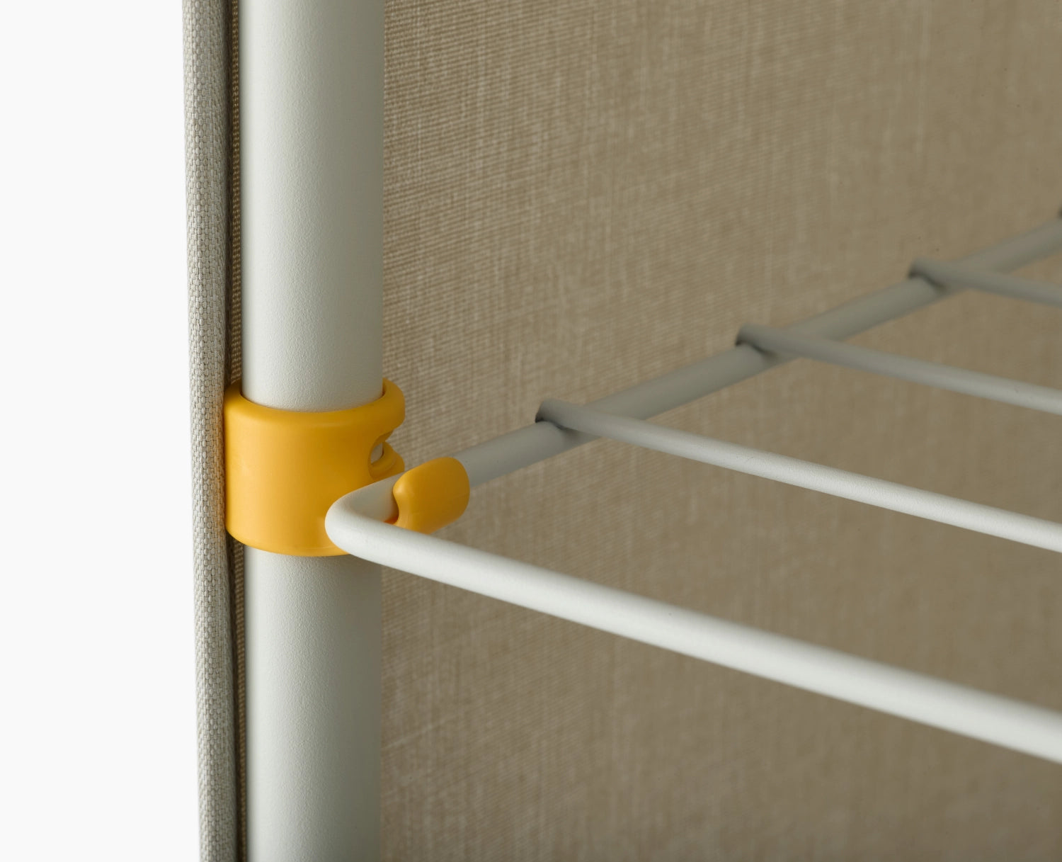 Eleganter, faltbarer Wäscheständer in Ecru, perfekt für kleine Räume. Mit einer Höhe von 150 cm und einer Breite von 29 cm bietet er praktischen Trocknungsraum.