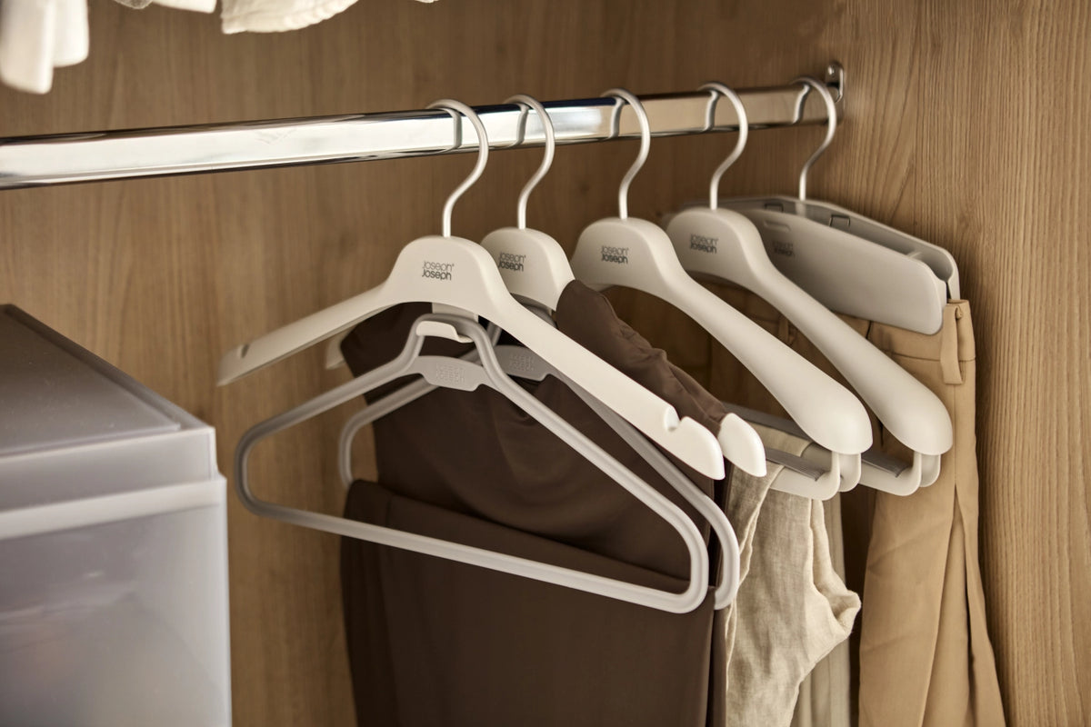 2er Set Orderly Kleiderbügel für Kleider H31cm L43cm PP ecru in Grau präsentiert im Onlineshop von KAQTU Design AG. Kleiderbügel ist von Joseph Joseph