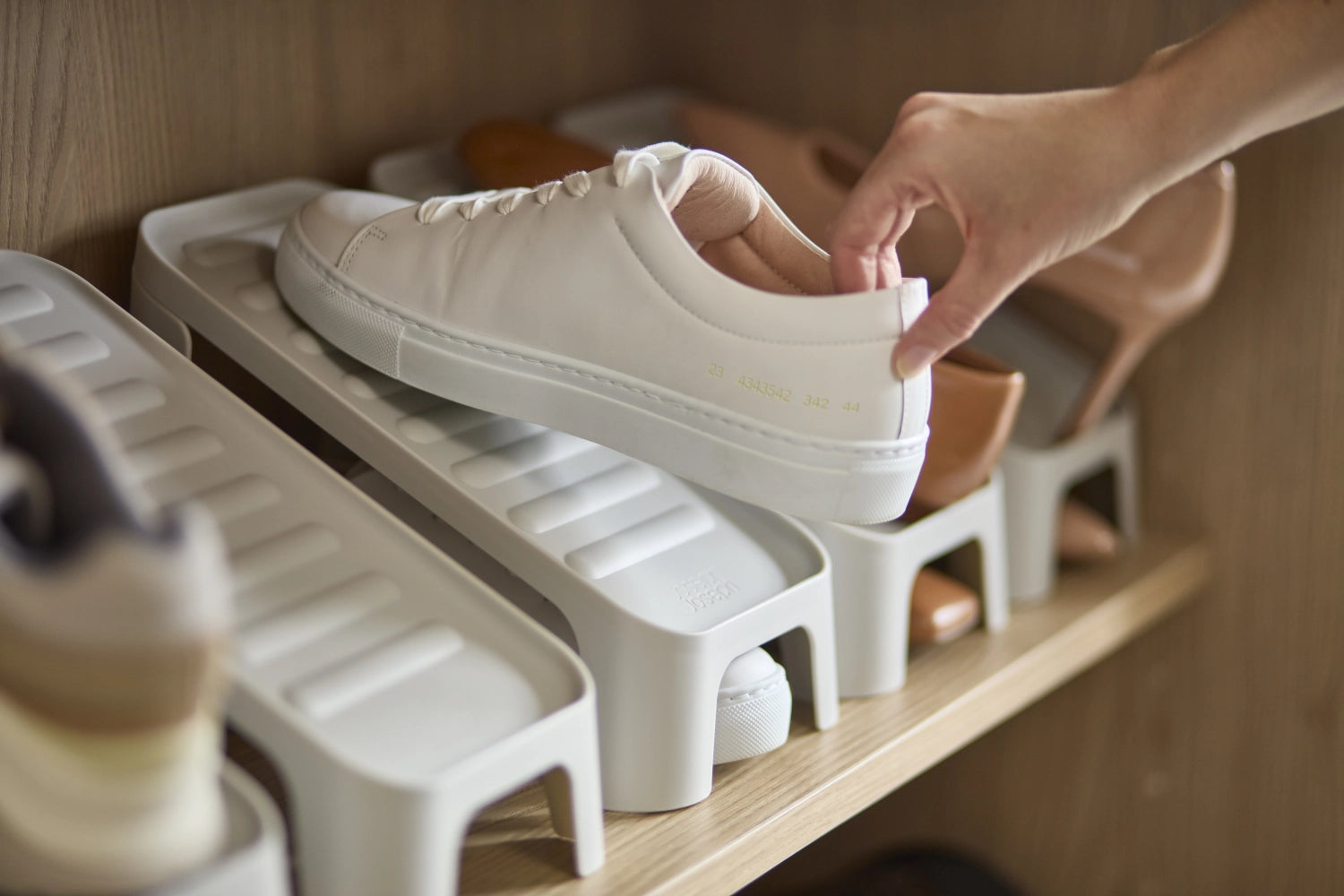 Praktisches Schuhregal in ecru von Joseph Joseph, ideal für 6 Paar Schuhe, sorgt für stilvolle Aufbewahrung und Ordnung im Flur.