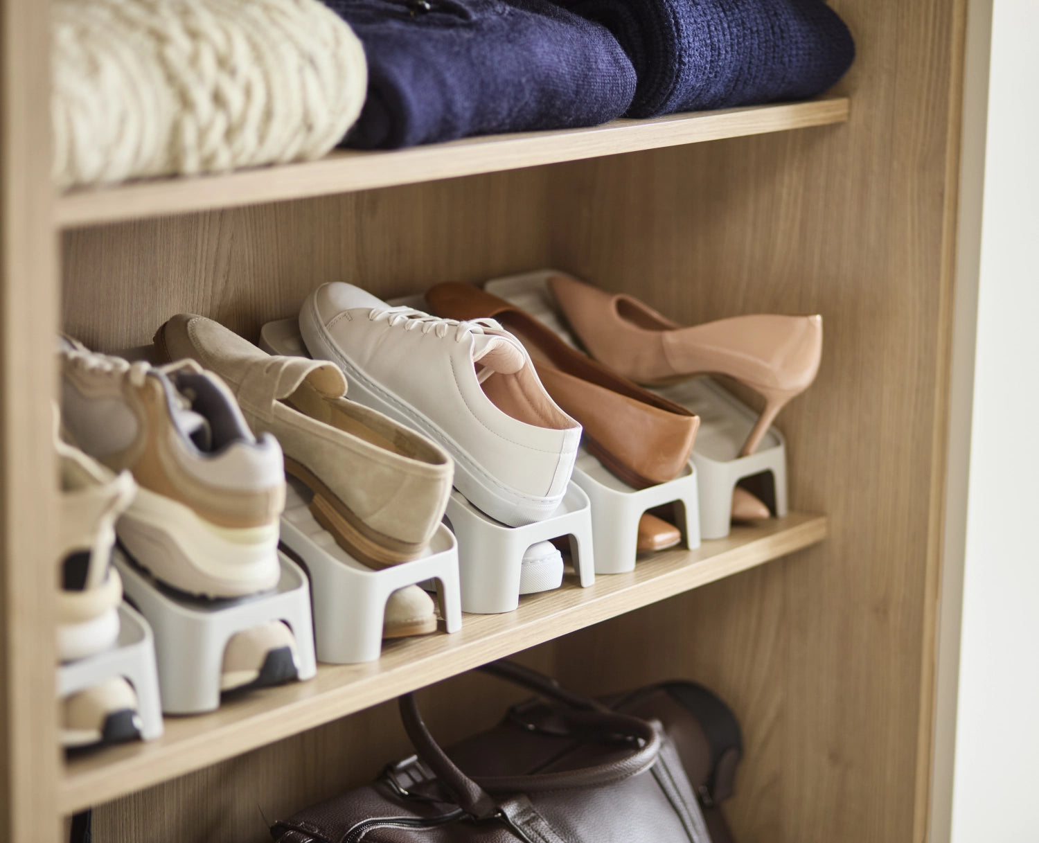 Praktisches Schuhregal in ecru von Joseph Joseph, ideal für 6 Paar Schuhe, sorgt für eine stilvolle und platzsparende Aufbewahrung.