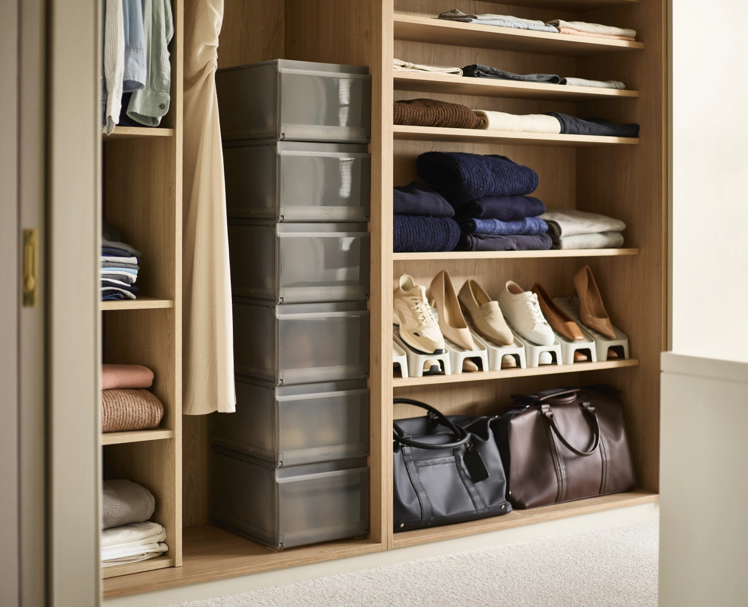 Praktisches 6er Set Schuhschrank in Grau von Joseph Joseph, ideal zur übersichtlichen und stilvollen Aufbewahrung Ihrer Schuhe.