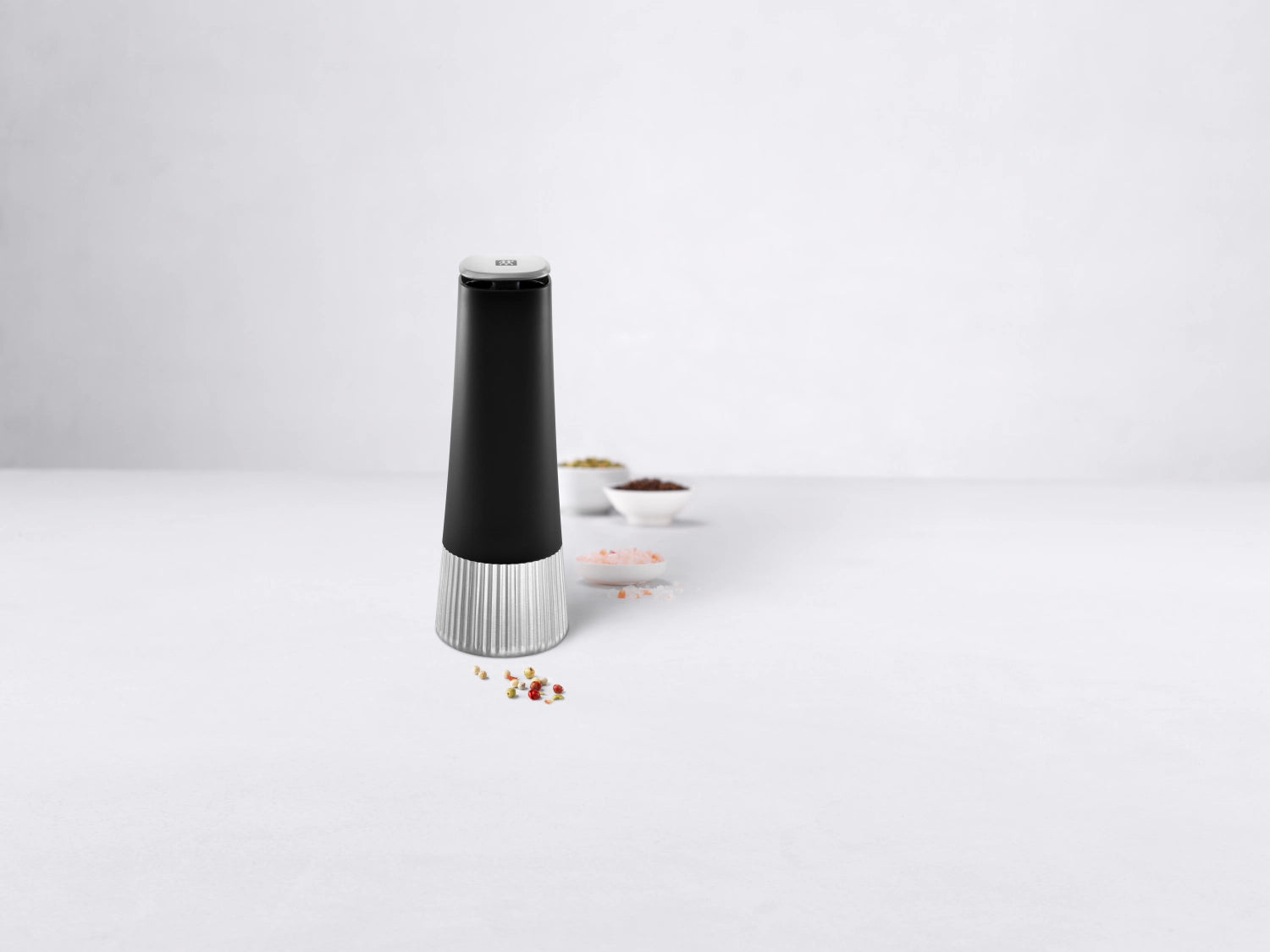 Schwarze 19 cm Gewürzmühle von Zwilling, ideal für das präzise Mahlen von Gewürzen und Kräutern, stilvolles Küchenaccessoire.