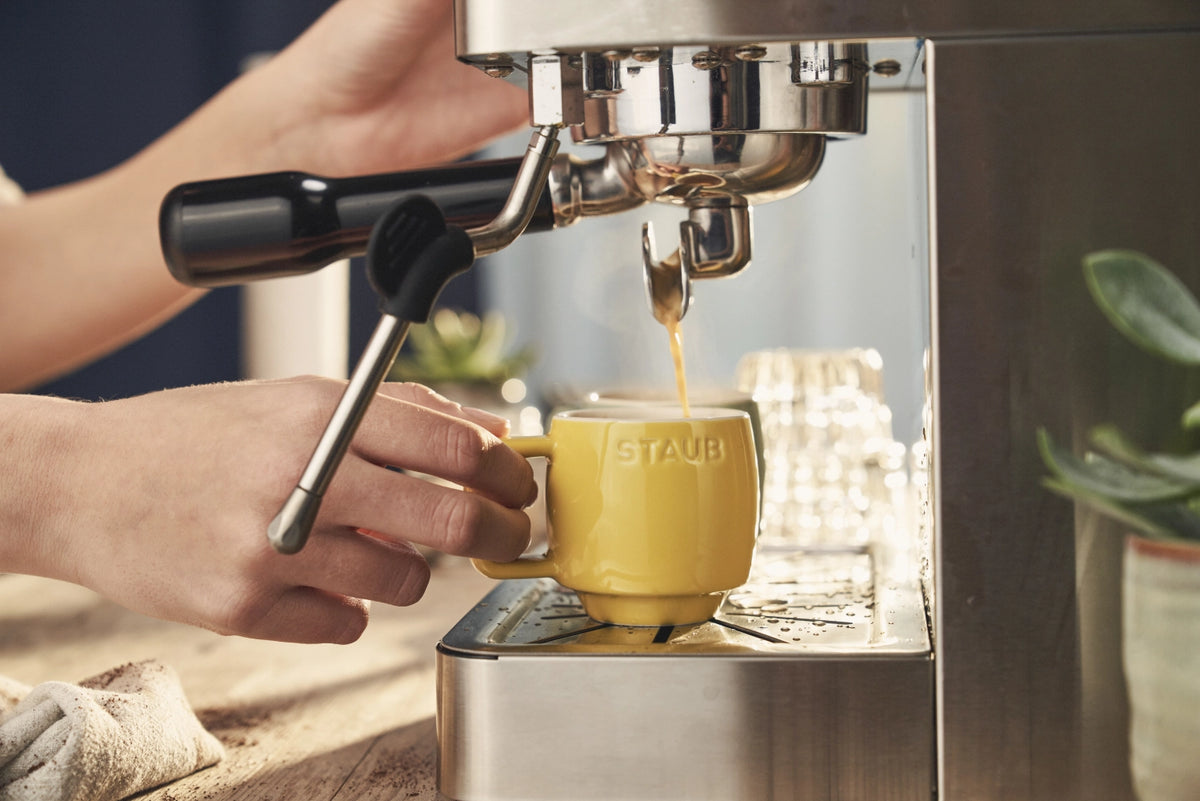 Tasse Citron XS 100ml in Gelb präsentiert im Onlineshop von KAQTU Design AG. Espressotassen ist von Staub