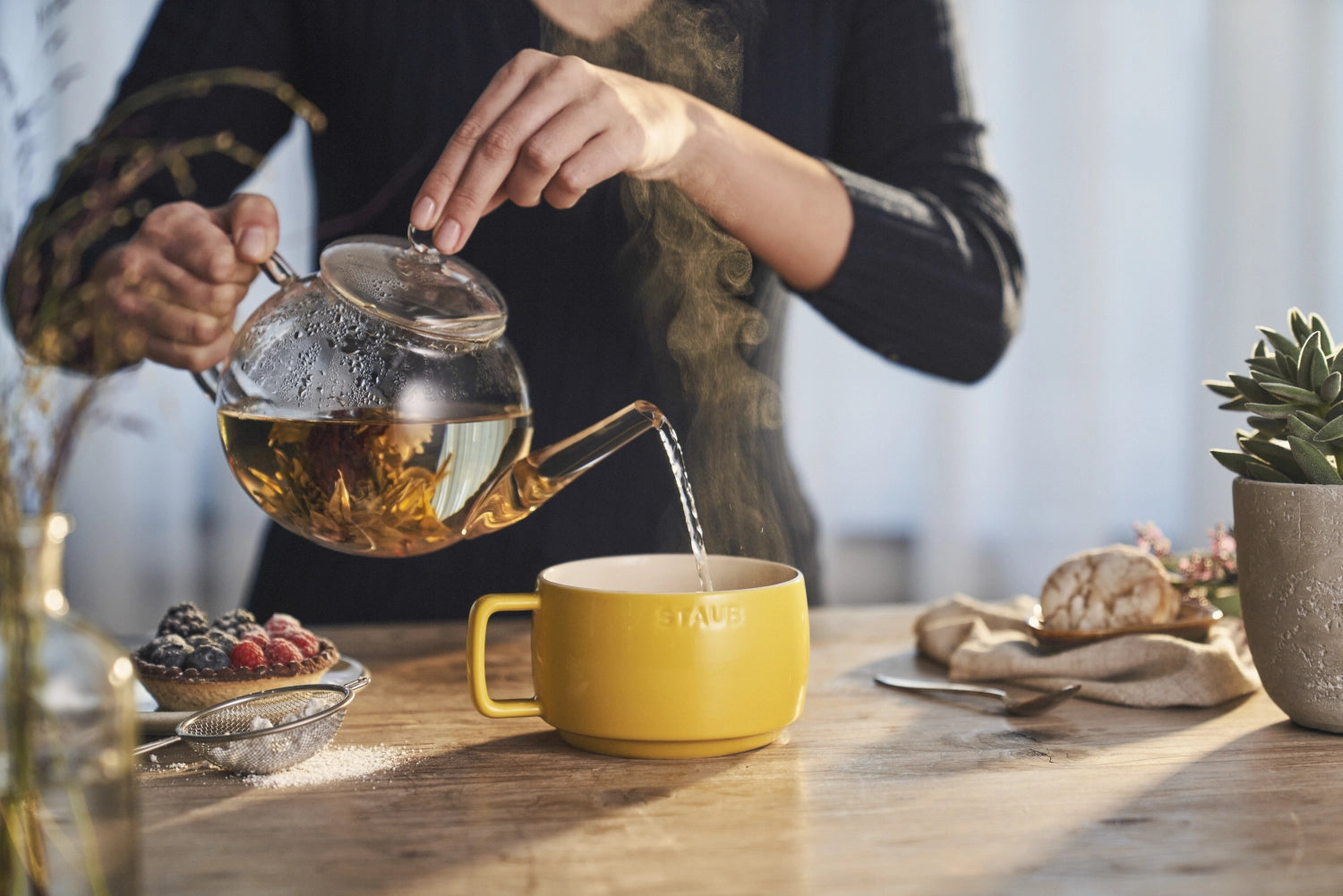Helle Citron XL Tasse von Staub mit 500ml, perfekt für große Getränke. Ihr strahlendes Gelb bringt Freude in jede Kaffeepause.