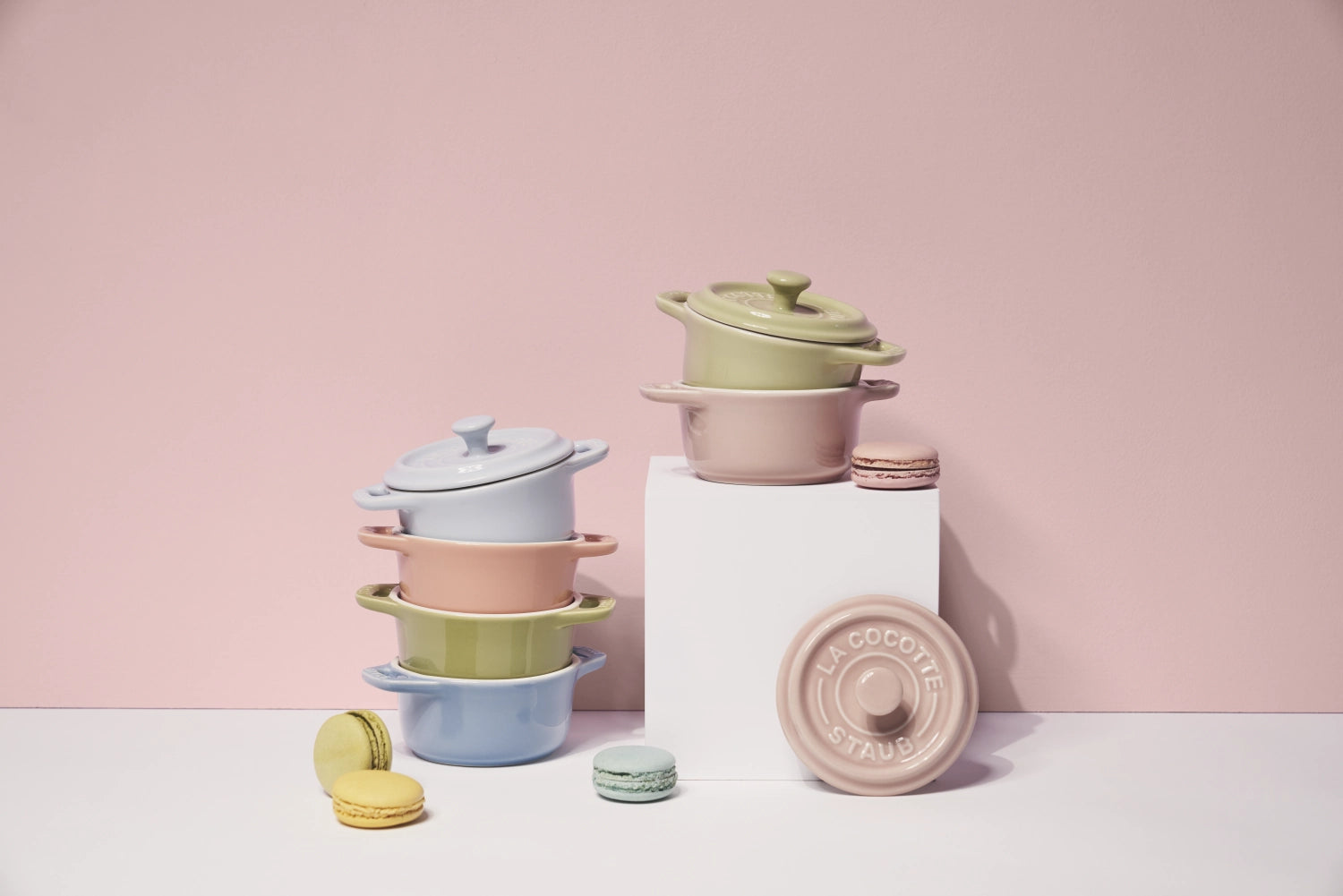 Elegantes 6-teiliges Mini Cocotte Set von Staub, perfekt für individuelle Portionen und ansprechende Präsentation von Speisen.