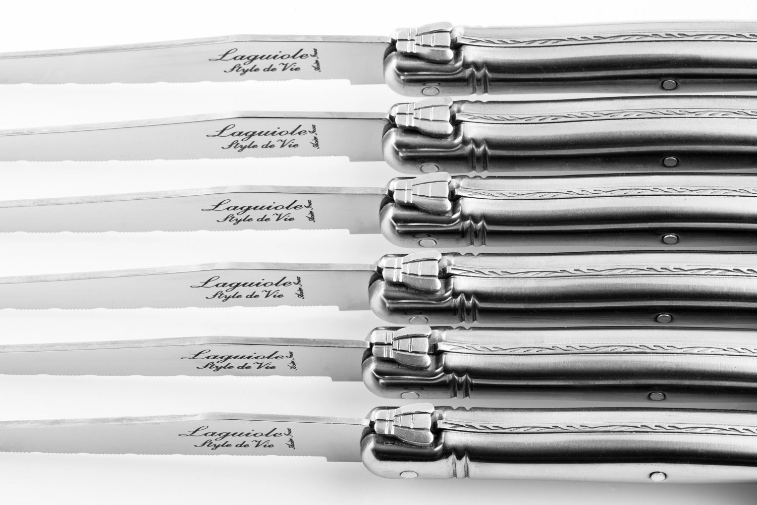 Elegantes Laguiole Steakmesser aus rostfreiem Stahl (1.8mm), ideal für Steakliebhaber und stilvolle Essenspräsentation.