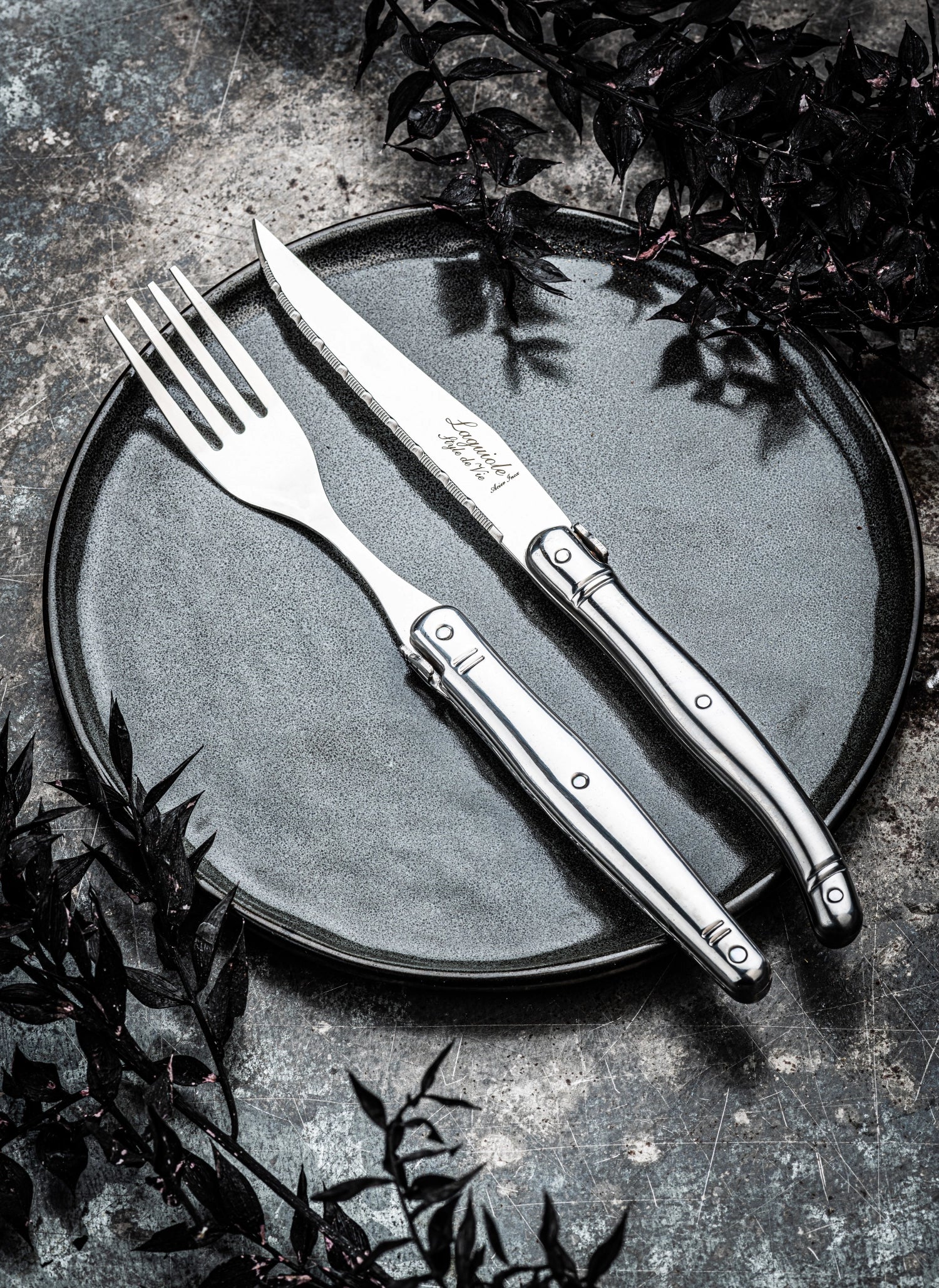 Elegantes Laguiole Steakmesser aus rostfreiem 1.8mm Stahl, ideal für Steakliebhaber und stilvolle Dinner-Events.