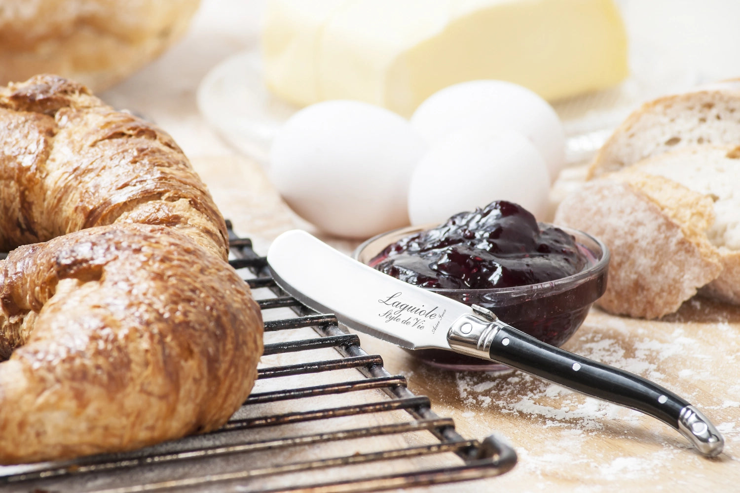Hochwertiges Buttermesser aus der Laguiole Premium Line in edlem Schwarz, perfekt für die stilvolle Präsentation von Butter.