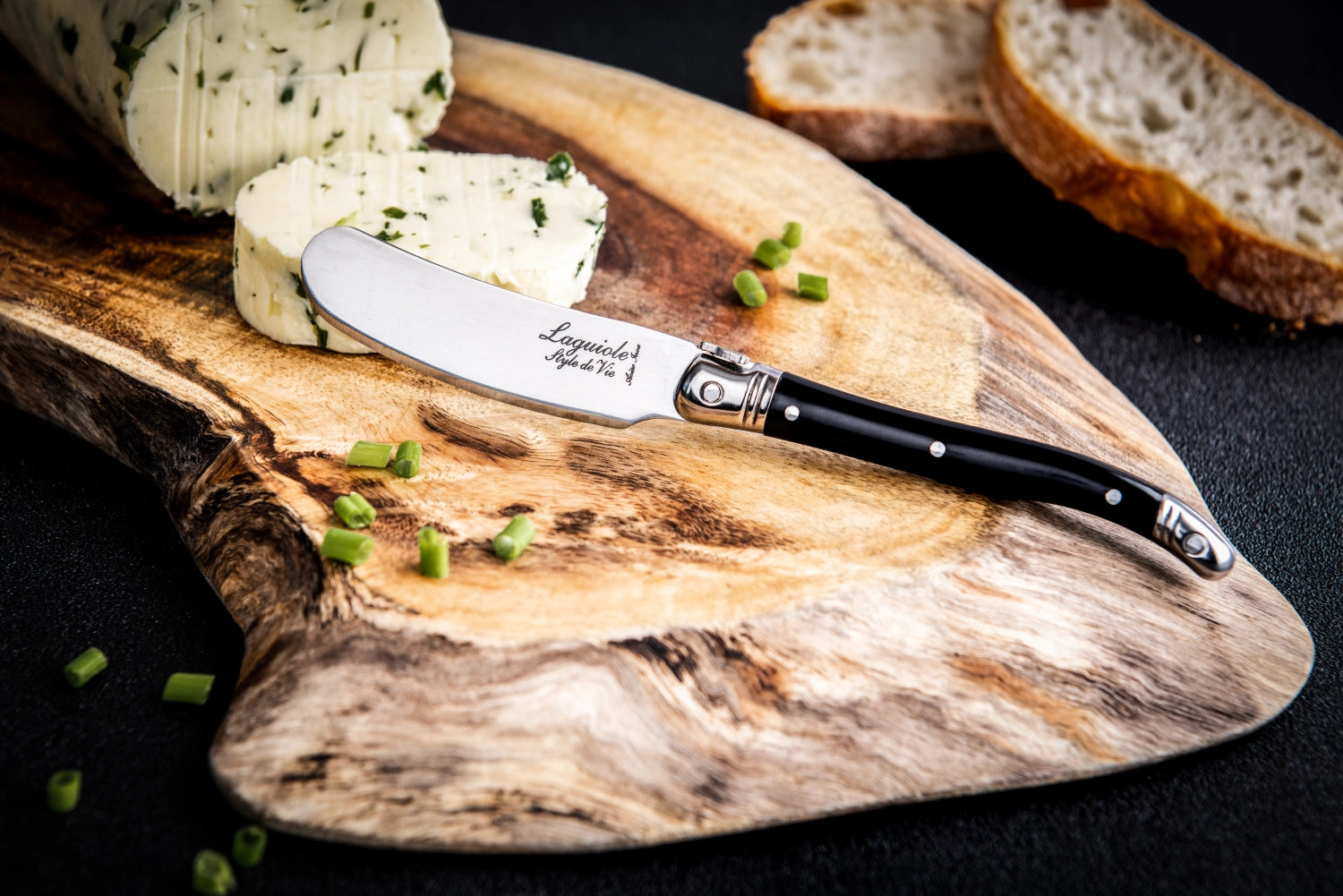 Hochwertiges Buttermesser aus der Laguiole Premium Line in edlem Schwarz, perfekt für elegante Tischdekorationen und besondere Anlässe.