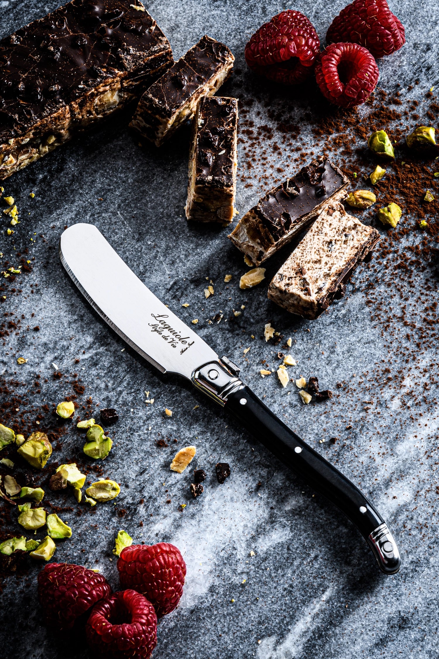 Elegantes schwarzes Buttermesser aus der Laguiole Premium Line, ideal für stilvolle Anlässe und exquisite Tischgestaltung.