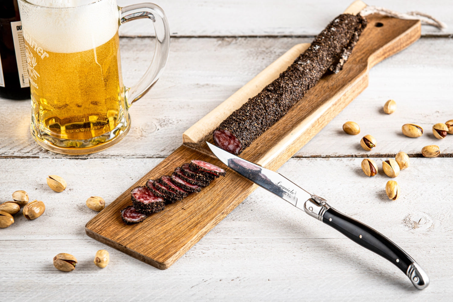 Elegantes Wurstbrett aus robustem Akazienholz der Laguiole Premium Line, ideal für stilvolle Serviermöglichkeiten von Wurst und Käse.