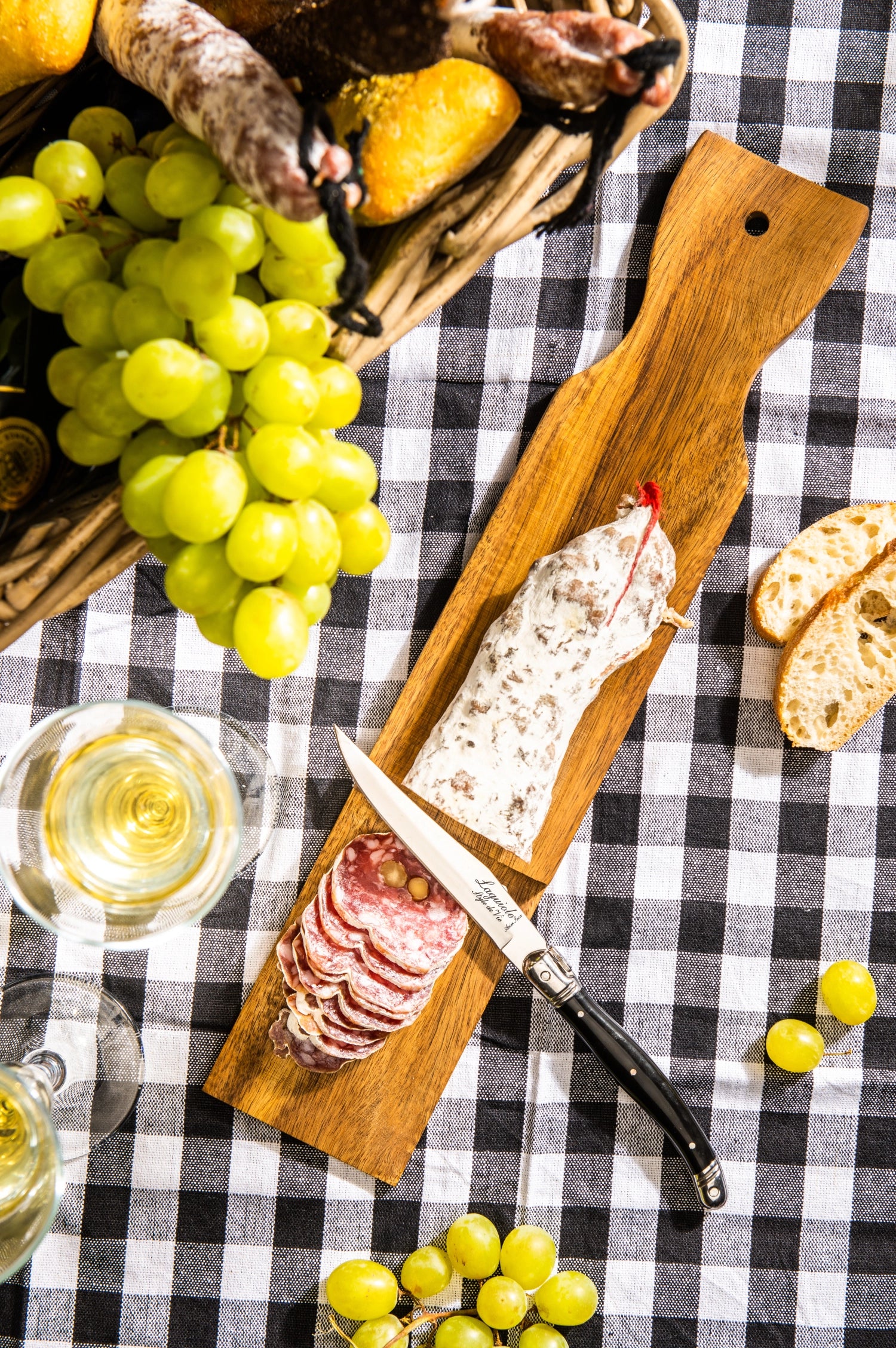 Hochwertiges Wurstbrett aus Akazienholz von Laguiole Style de Vie, perfekt für die ansprechende Präsentation von Wurst- und Käseplatten.