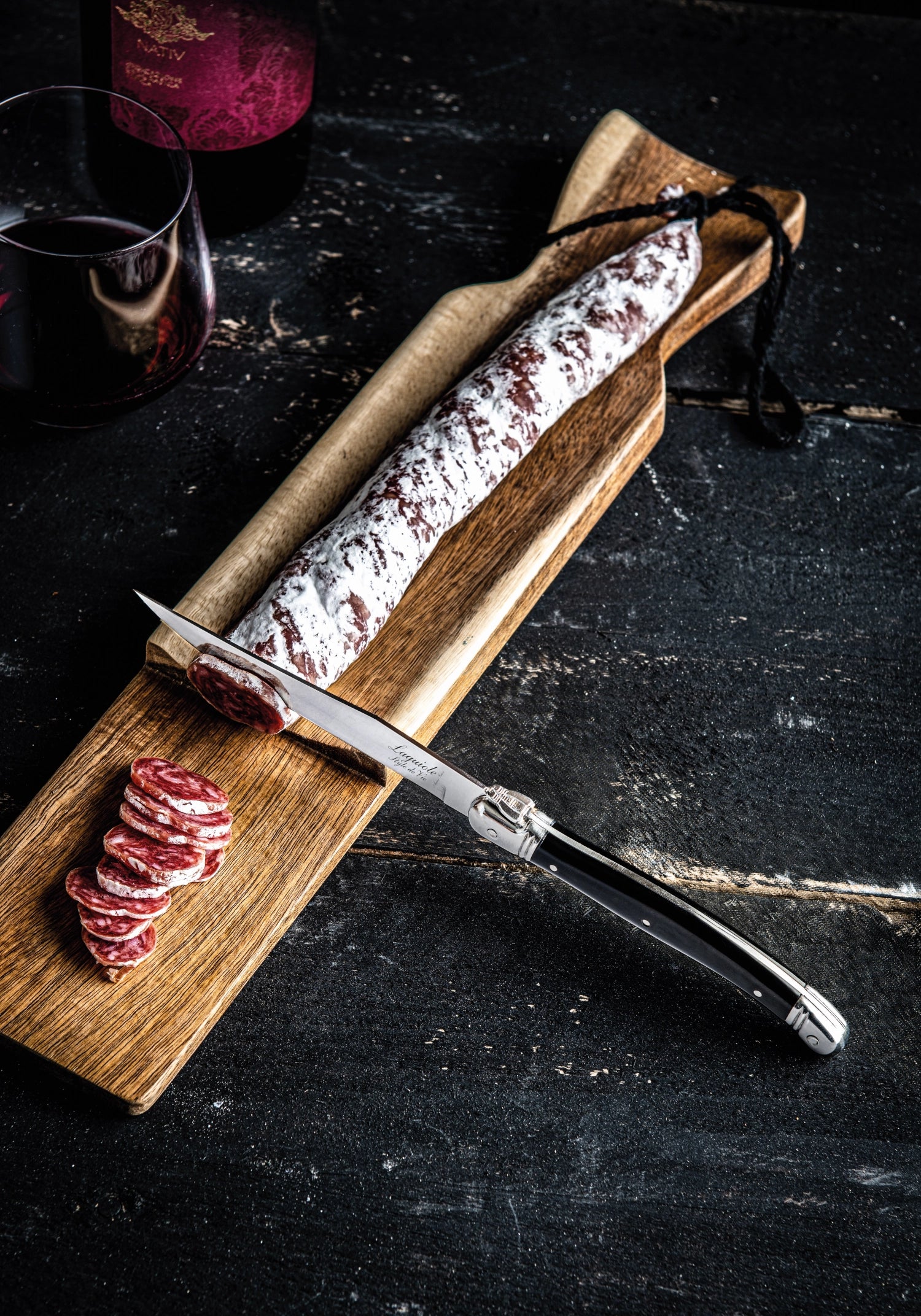 Elegantes Wurstbrett aus robustem Akazienholz von Laguiole Style de Vie, ideal für stilvolle Käse- und Wurstarrangements.