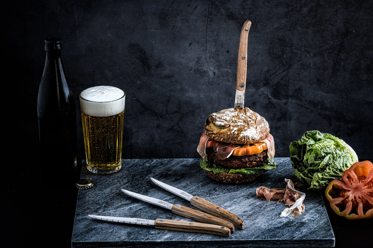 Elegantes Laguiole Steakmesser mit gezackter Klinge und stilvollem Eichenholzgriff, ideal für feine Steaks und Grillabende.