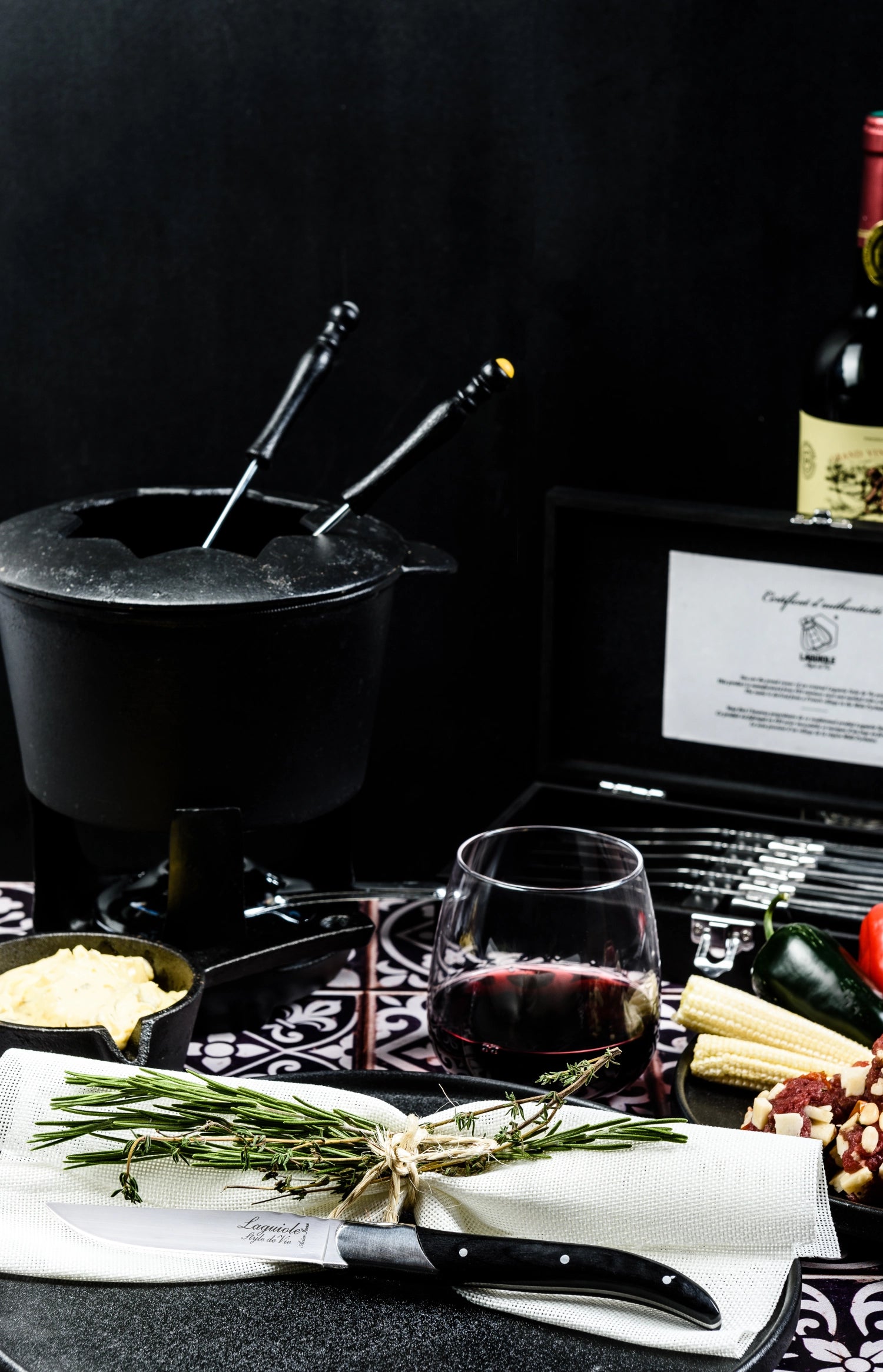 Elegantes Laguiole Steakmesser mit edlem Ebenholzgriff, perfekt für Gourmet-Mahlzeiten und anspruchsvolle Essenspräsentationen.
