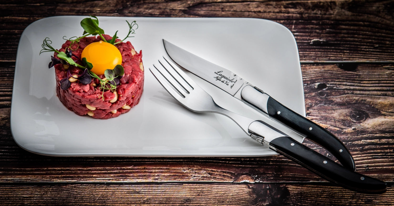 Hochwertiges Laguiole Steakmesser mit schwarzem Ebenholzgriff, ideal für Gourmets und stilvolle Dinner-Events.