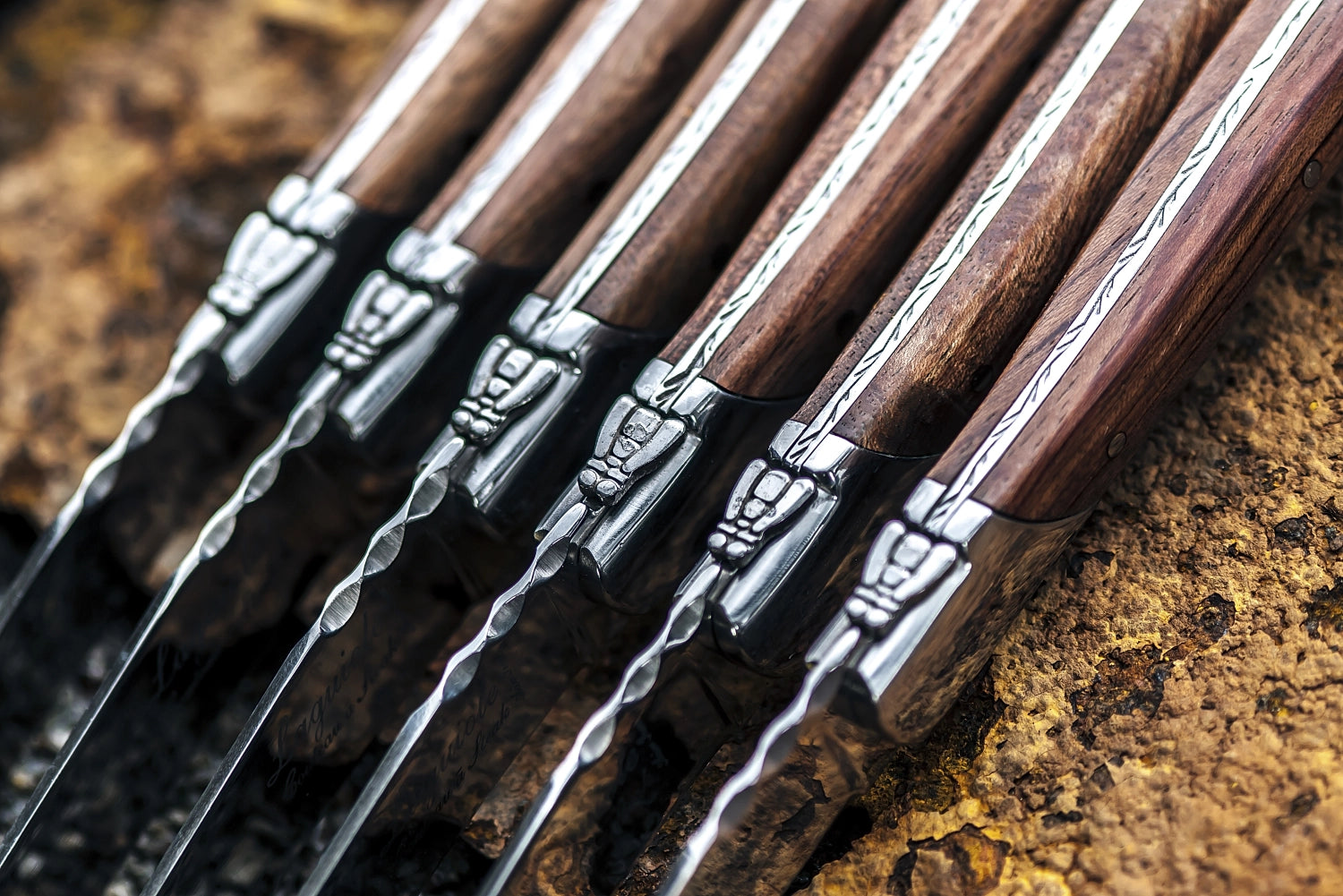 Hochwertiges Steakmesser der Laguiole Luxury Line, gefertigt aus edlem Pakka-Rosenholz, perfekt für Gourmet-Mahlzeiten und elegante Anlässe.