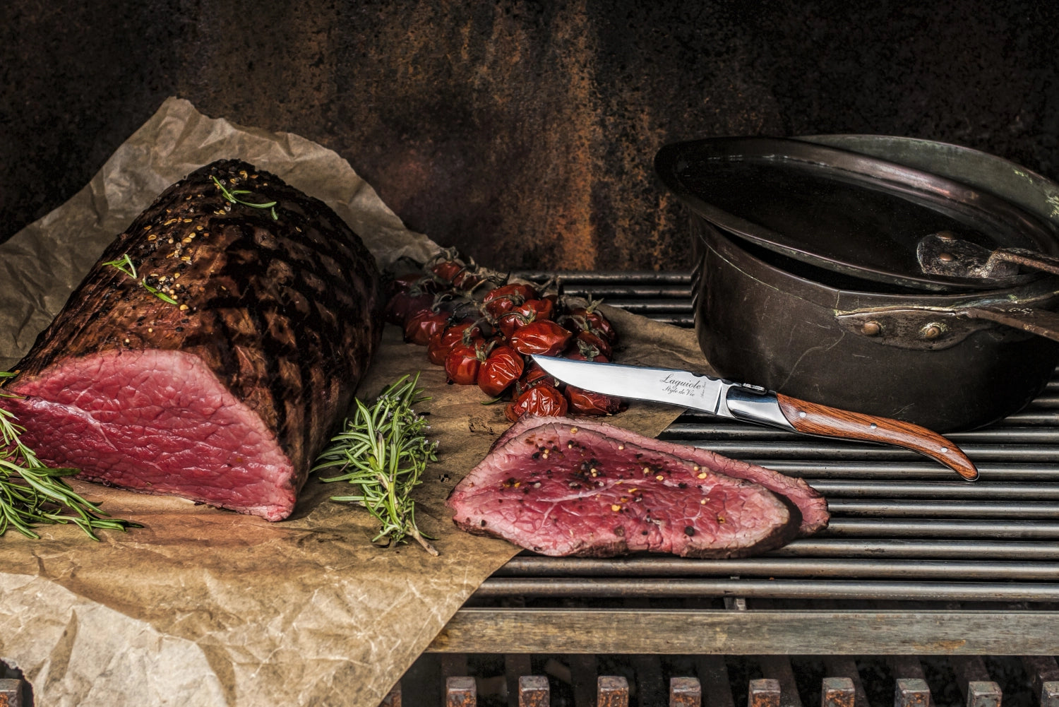 Elegantes Steakmesser aus der Laguiole Luxury Line, mit Griff aus feinem Pakka-Rosenholz, ideal für stilvolle Dinner und Fleischliebhaber.