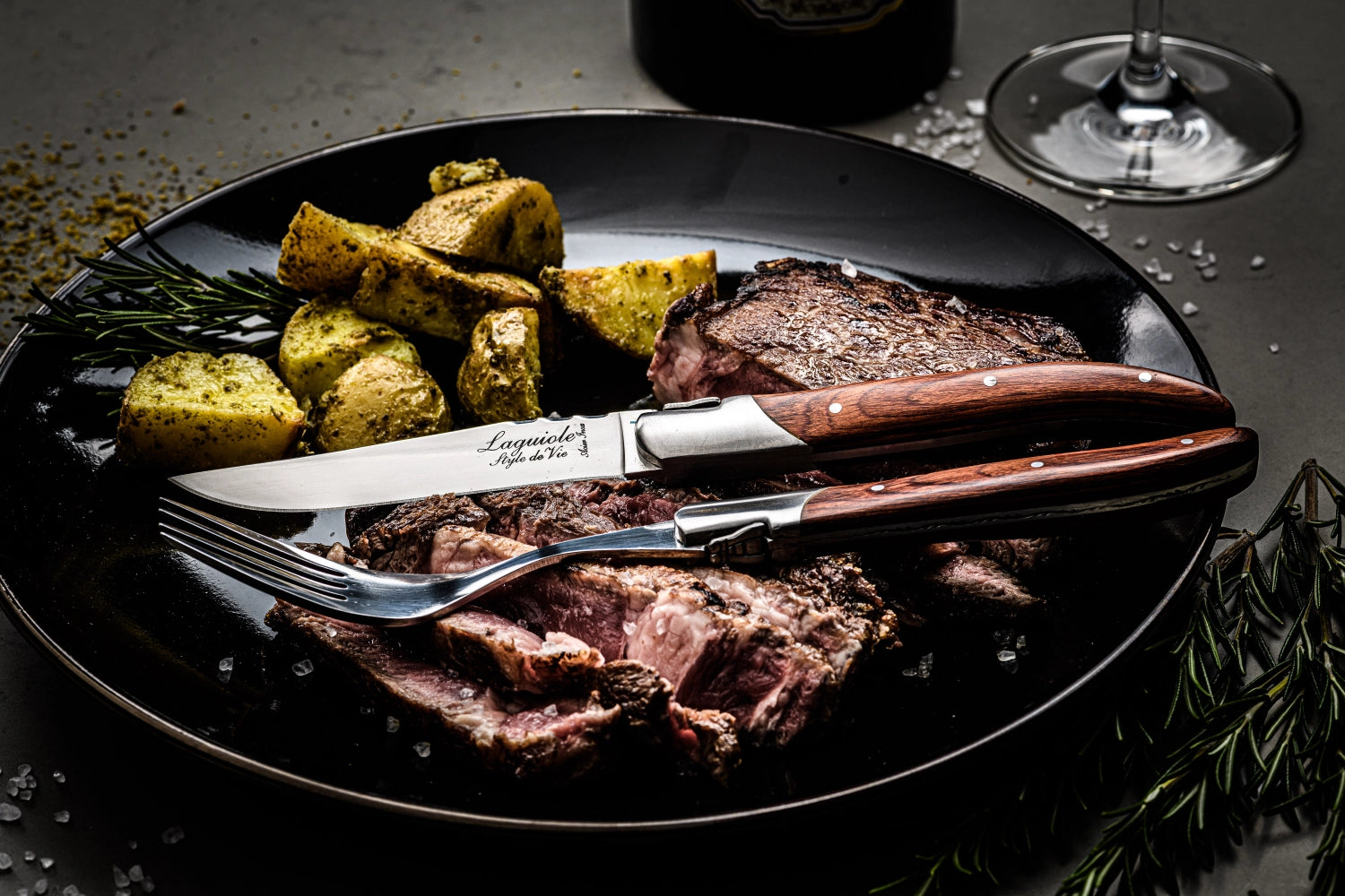 Elegantes Steakmesser aus der Laguiole Luxury Line mit einem Griff aus feinem Pakka-Rosenholz, ideal für besondere Anlässe und kulinarische Genüsse.