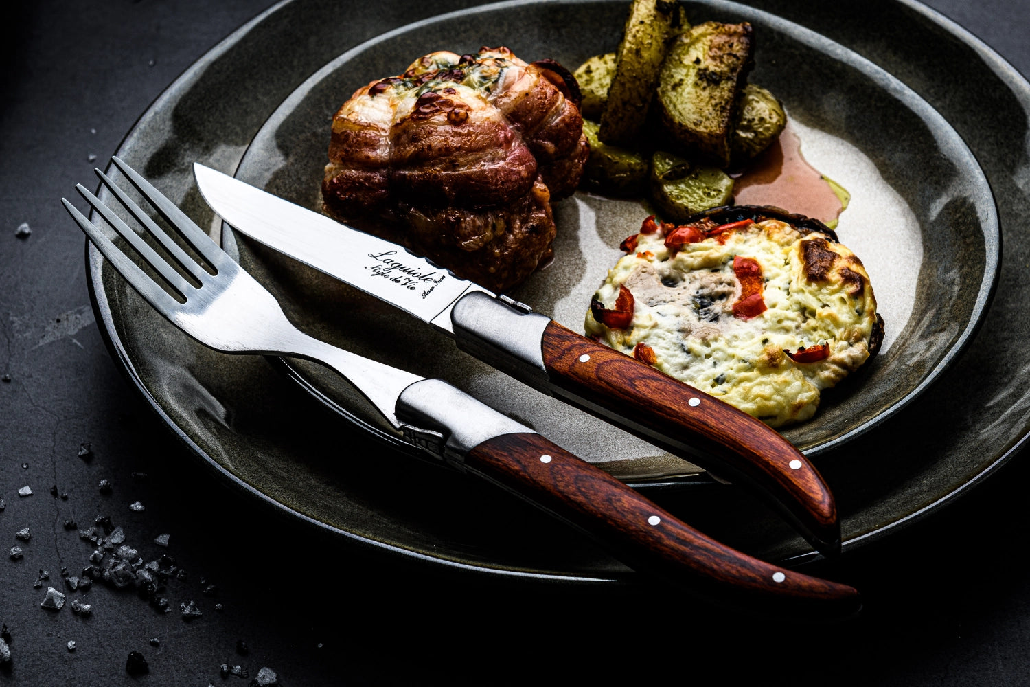 Hochwertiges Steakmesser der Laguiole Luxury Line mit edlem Pakka-Rosenholzgriff, perfekt für stilvolle Dinner und Gourmet-Erlebnisse.