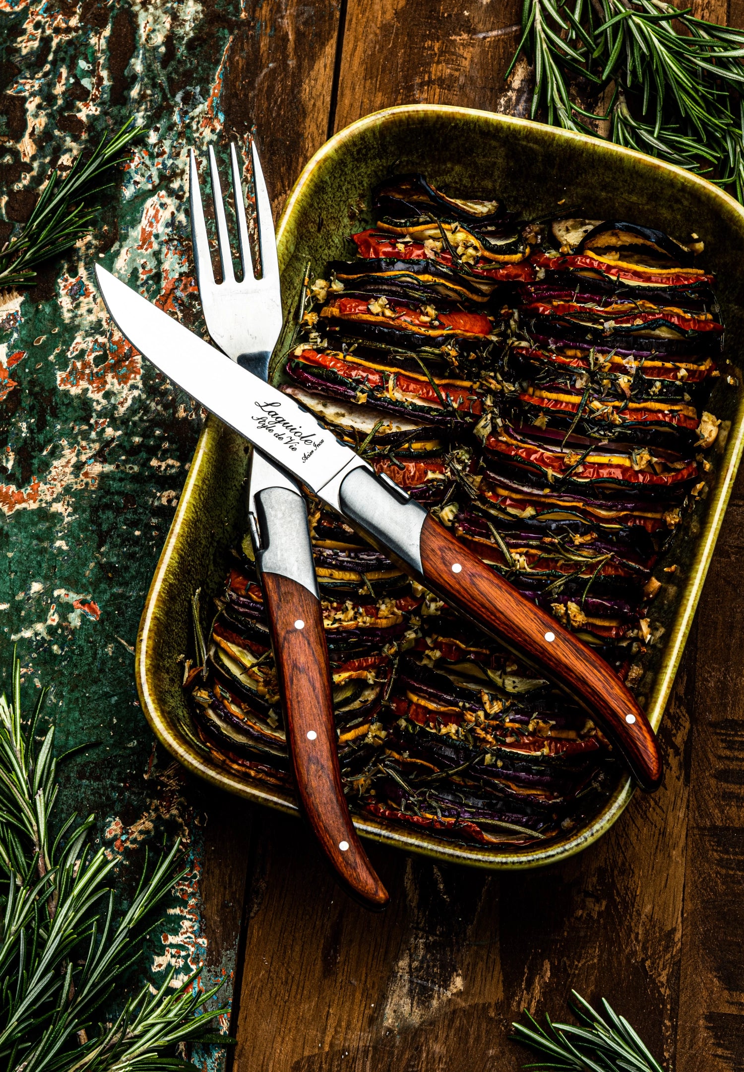 Hochwertiges Steakmesser der Laguiole Luxury Line mit edlem Pakka-Rosenholzgriff, perfekt für Gourmets und Steakliebhaber.