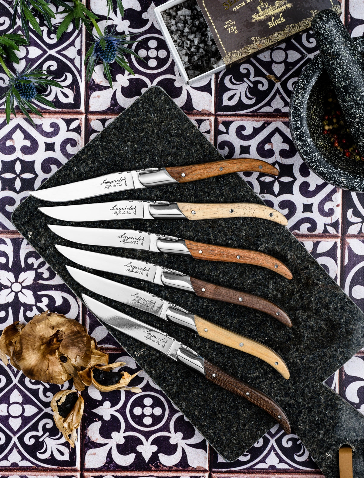 Laguiole Luxury Line Steakmesser Verschiedene Holzarten in Mehrfarbig präsentiert im Onlineshop von KAQTU Design AG. Küchenmesser ist von Laguiole Style de Vie