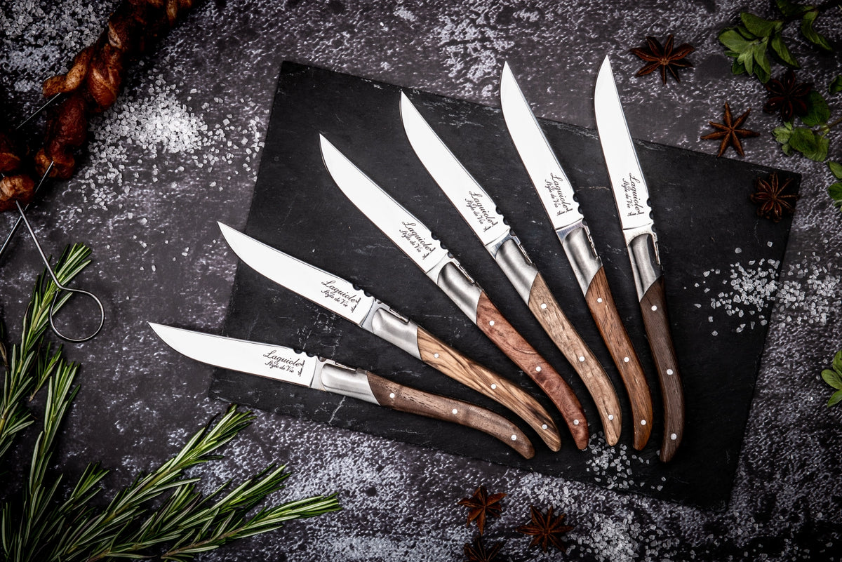 Laguiole Luxury Line Steakmesser Verschiedene Holzarten in Mehrfarbig präsentiert im Onlineshop von KAQTU Design AG. Küchenmesser ist von Laguiole Style de Vie