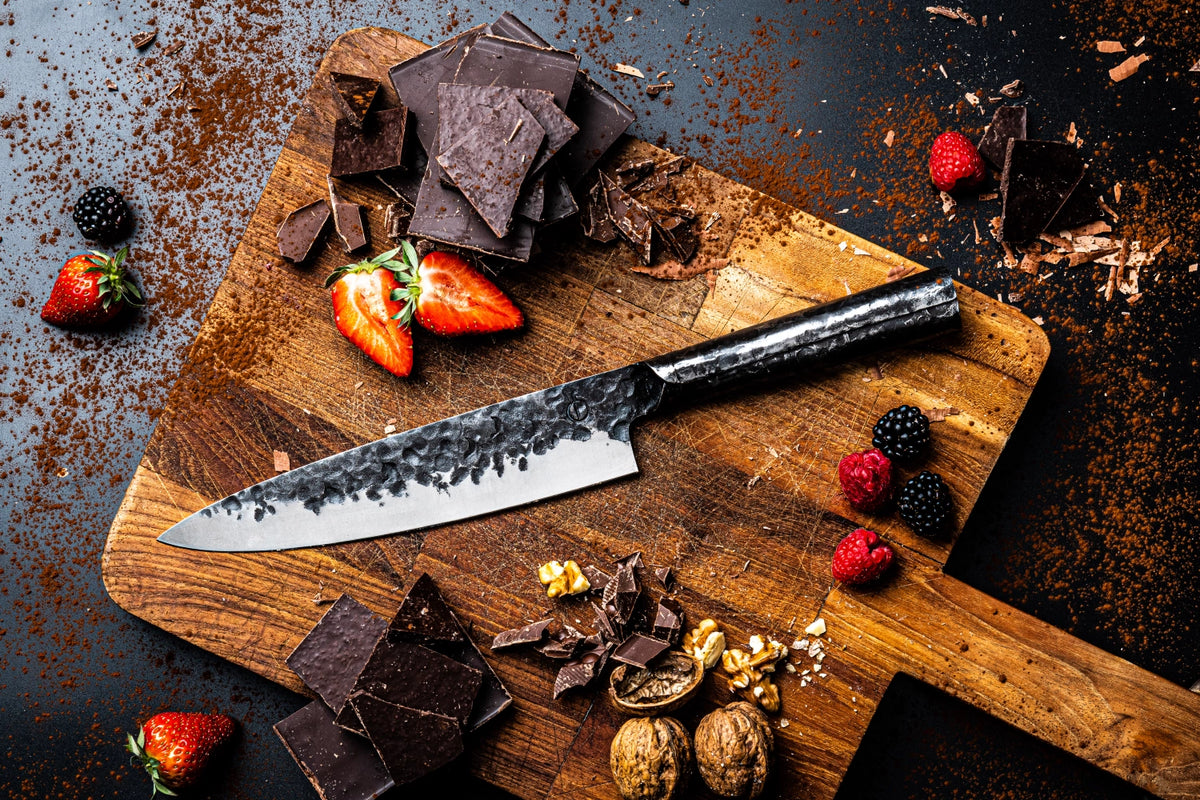 Brute Kochmesser 20cm in Schwarz präsentiert im Onlineshop von KAQTU Design AG. Küchenmesser ist von Forged