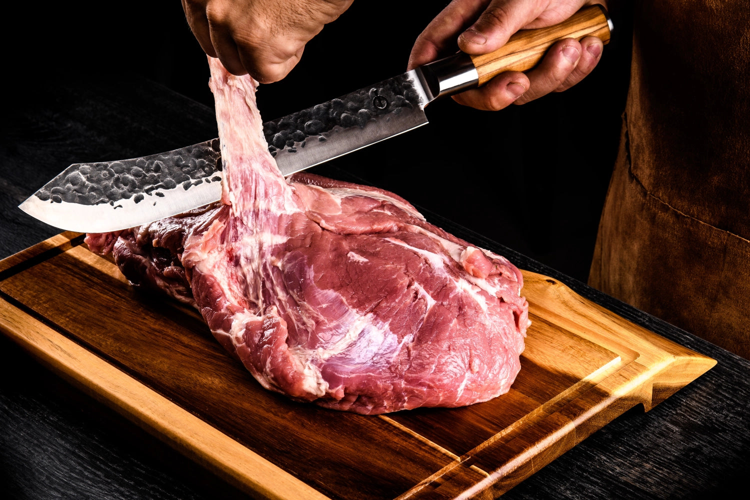 Elegantes 25 cm Metzgermesser aus edlem Olivenholz von Forged, ideal für präzises Schneiden von Fleisch und Gemüse, mit ergonomischem Griff.