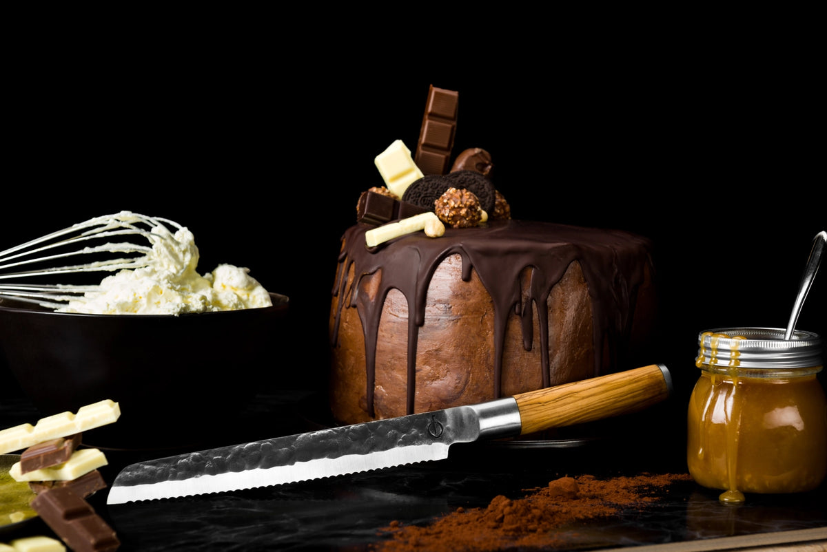 Olive Brotmesser 20cm in Beige präsentiert im Onlineshop von KAQTU Design AG. Küchenmesser ist von Forged