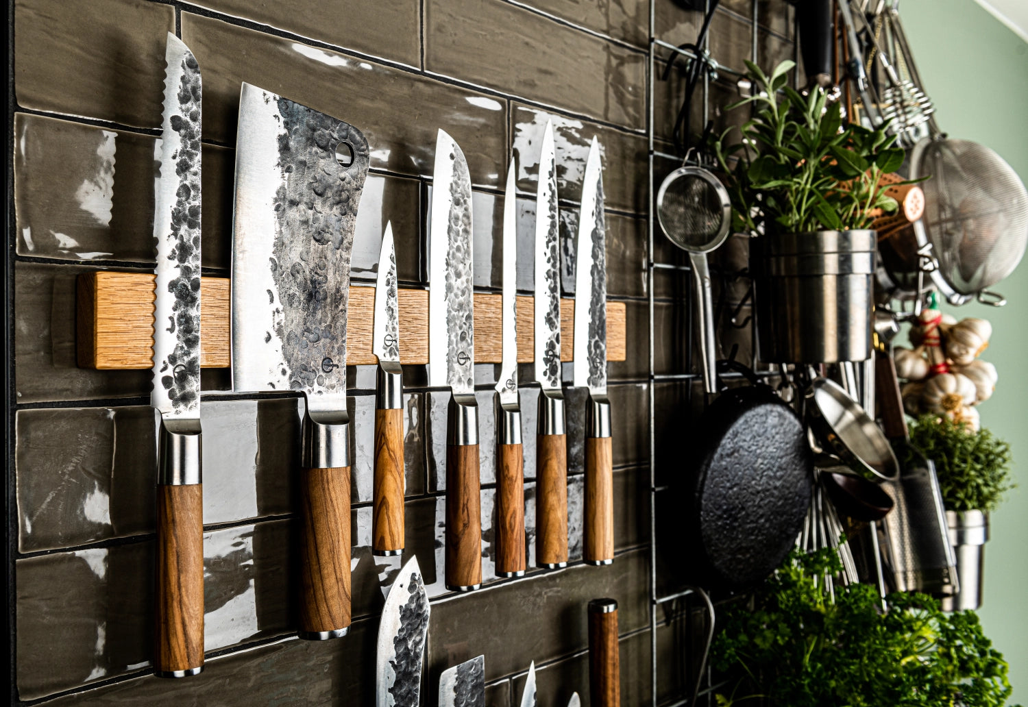 Hochwertiges Santokumesser mit 18 cm Klinge aus Olivenholz, perfekt für präzise Schneidarbeiten in der modernen Küche.