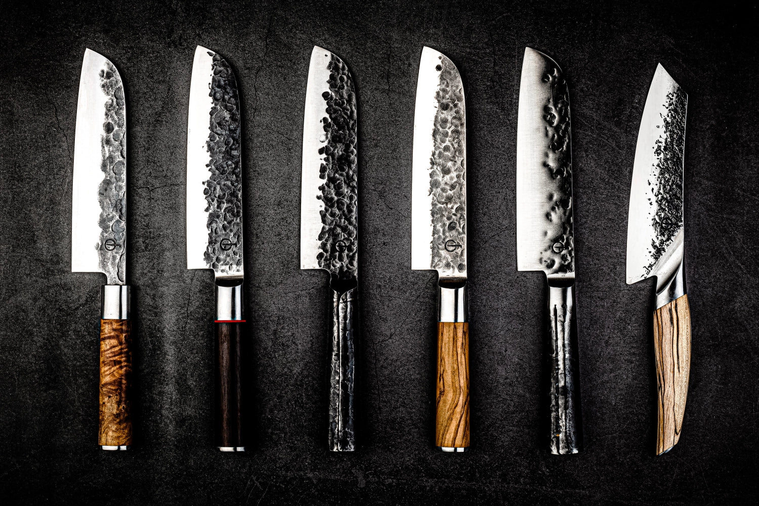 Hochwertiges Santokumesser mit 18 cm Klinge, gefertigt aus feinem Olivenholz, perfekt für präzises Schneiden und vielseitige Küchenanwendungen.