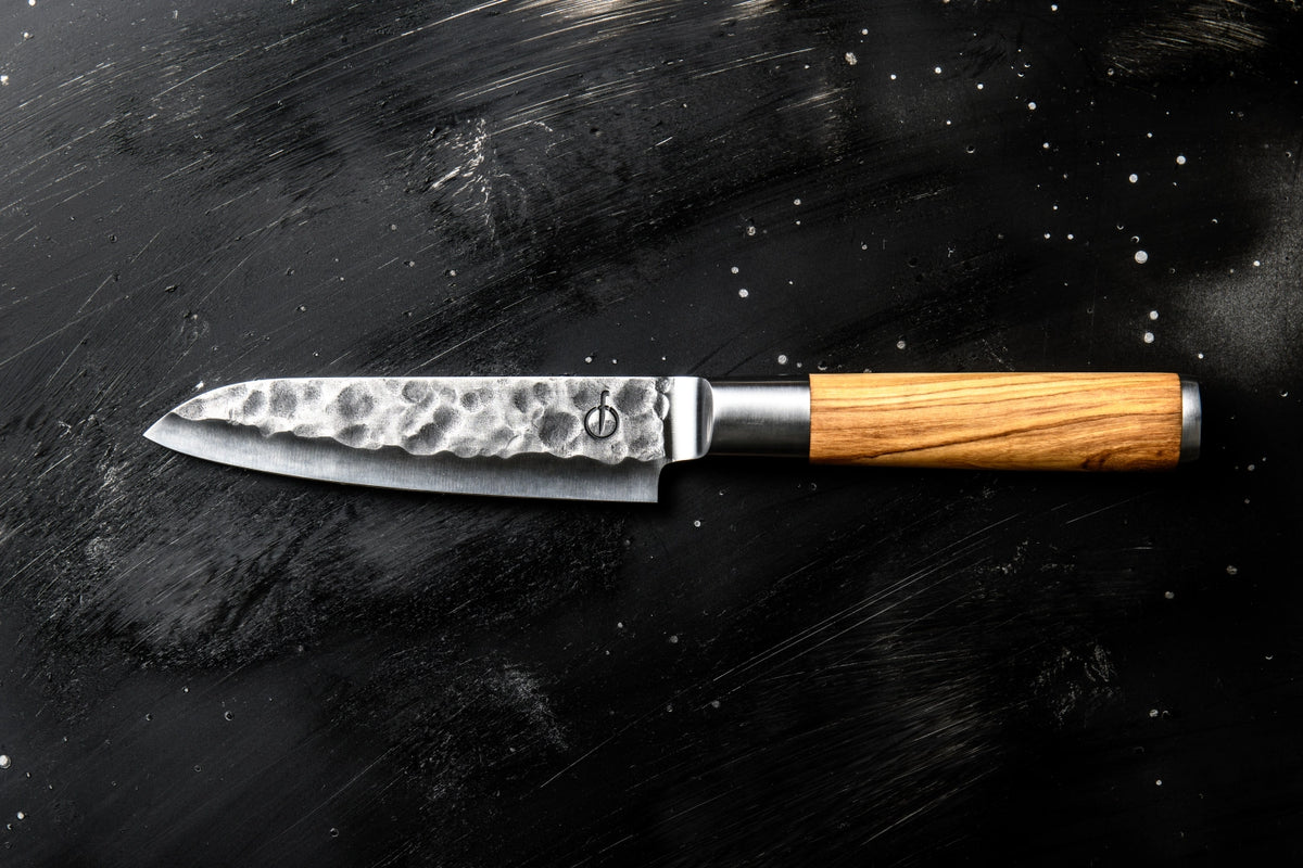 Olive Santokumesser 13cm in Beige präsentiert im Onlineshop von KAQTU Design AG. Küchenmesser ist von Forged