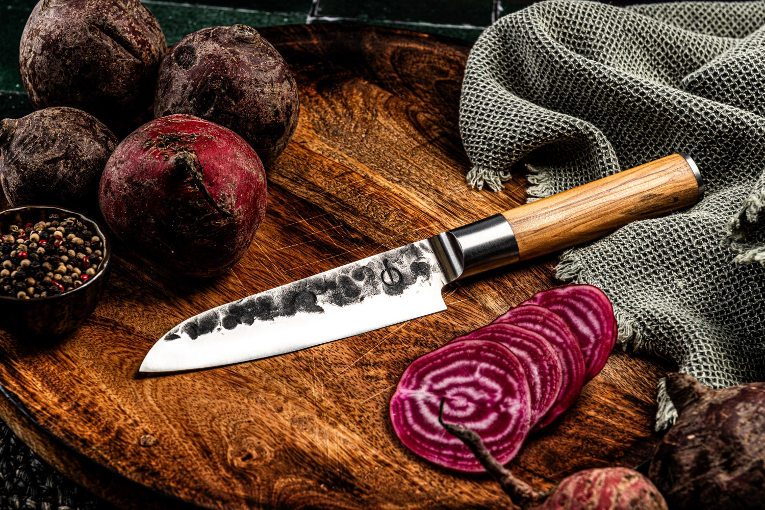 Elegantes Olive Santokumesser mit 13 cm Klinge, perfekt für feine Schneidarbeiten in der Küche. Hochwertige Verarbeitung und komfortabler Griff.