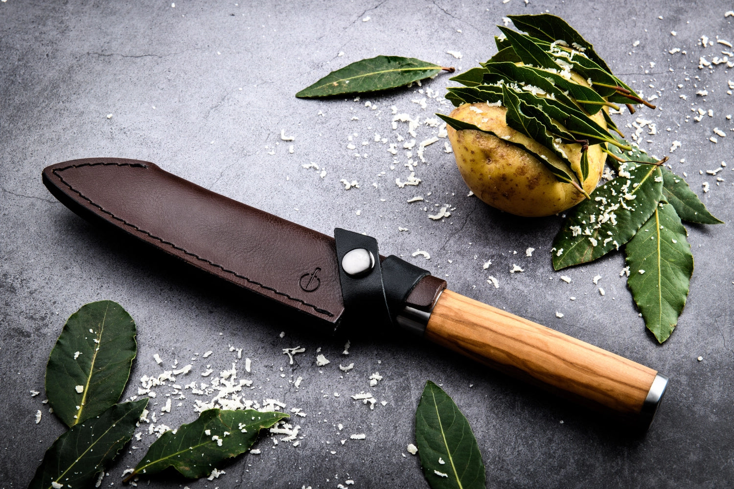 Hochwertiges Santokumesser mit 13 cm Klinge aus Olivenholz, ideal für präzises Schneiden und vielseitige Küchenanwendungen.