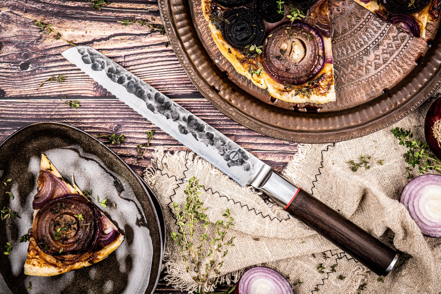 Elegantes 20 cm Brotmesser von Sebra in strahlendem Gelb, perfekt für müheloses Schneiden von frischem Brot. Hochwertige Qualität von Forged.