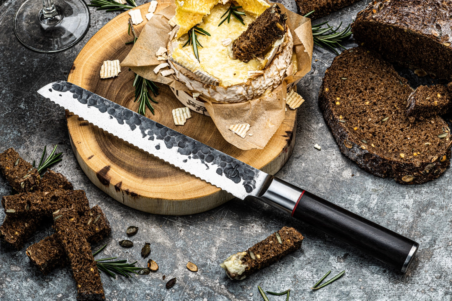 Sebra Brotmesser in strahlendem Gelb, 20 cm lang, perfekt für sauberes und müheloses Schneiden von frischem Brot. Robuste Qualität von Forged.