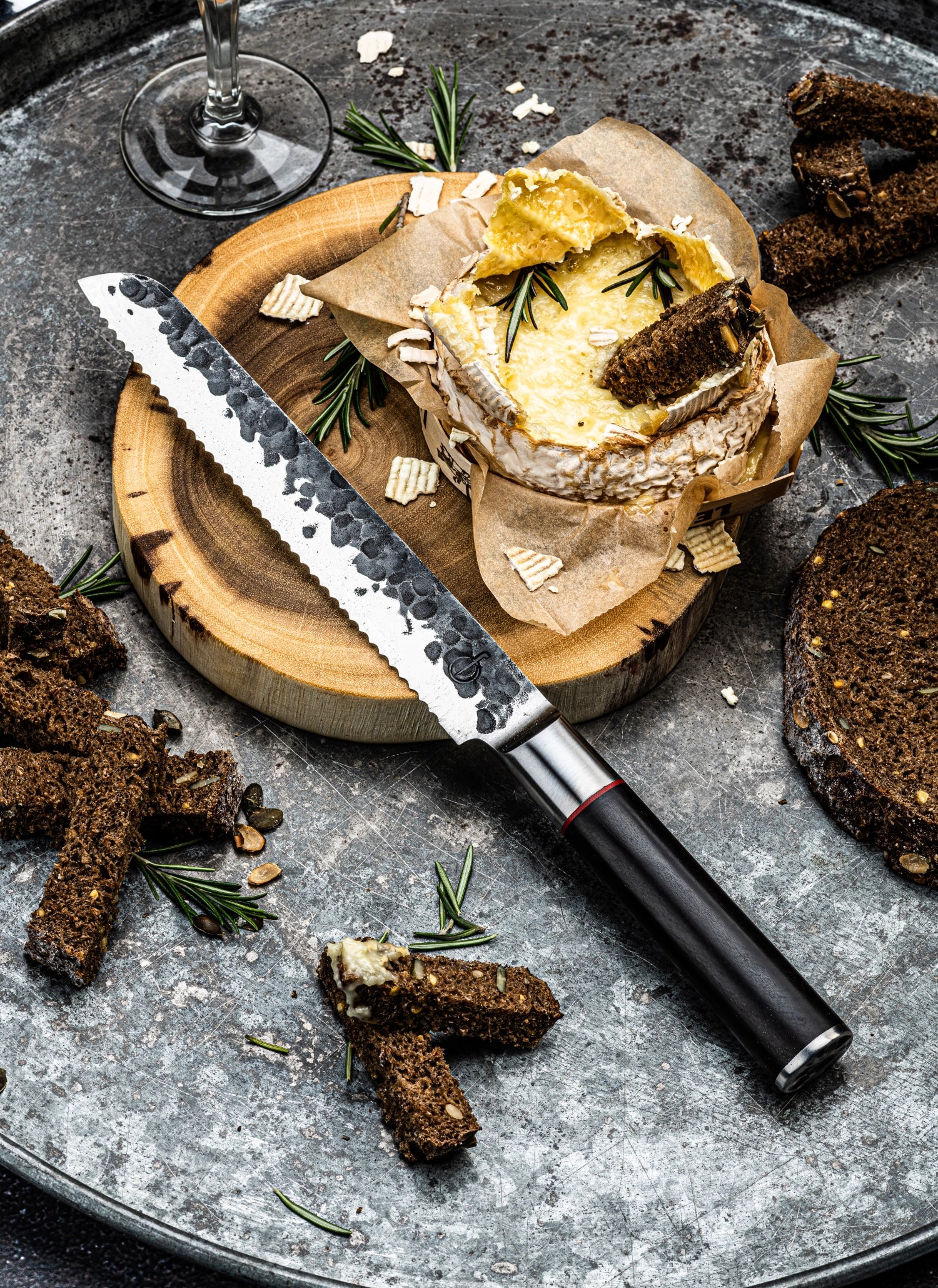 Elegantes Sebra Brotmesser in leuchtendem Gelb, 20 cm, ideal für präzises Schneiden von Brot und Brötchen. Hochwertige Verarbeitung von Forged.