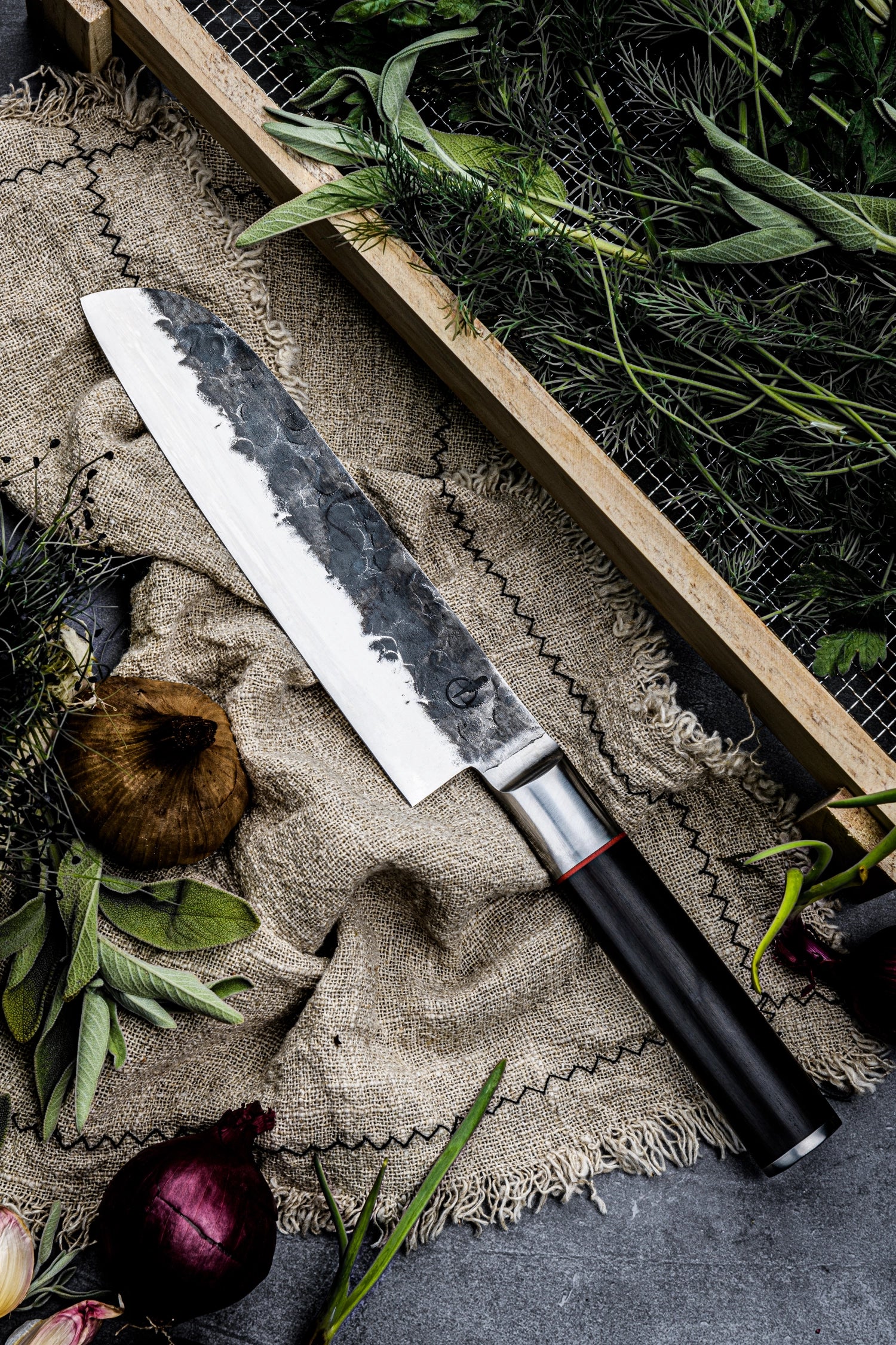 Elegantes 18 cm Santokumesser von Forged mit ergonomischem gelben Griff, ideal für vielseitige Küchenaufgaben und präzises Schneiden.