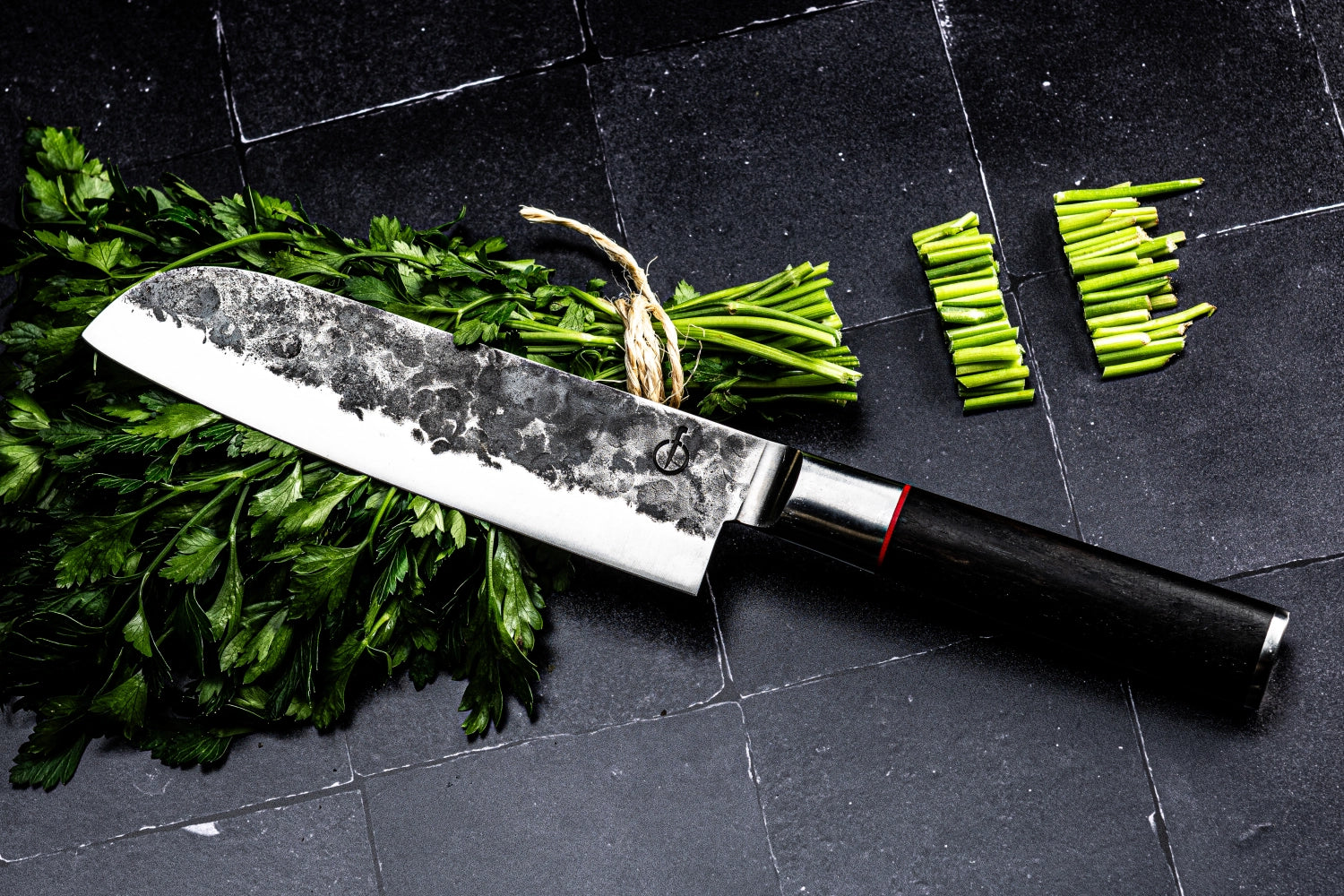 Hochwertiges 18 cm Santokumesser von Forged mit stilvollem gelben Griff, perfekt für präzises Schneiden und vielseitige Kochtechniken.