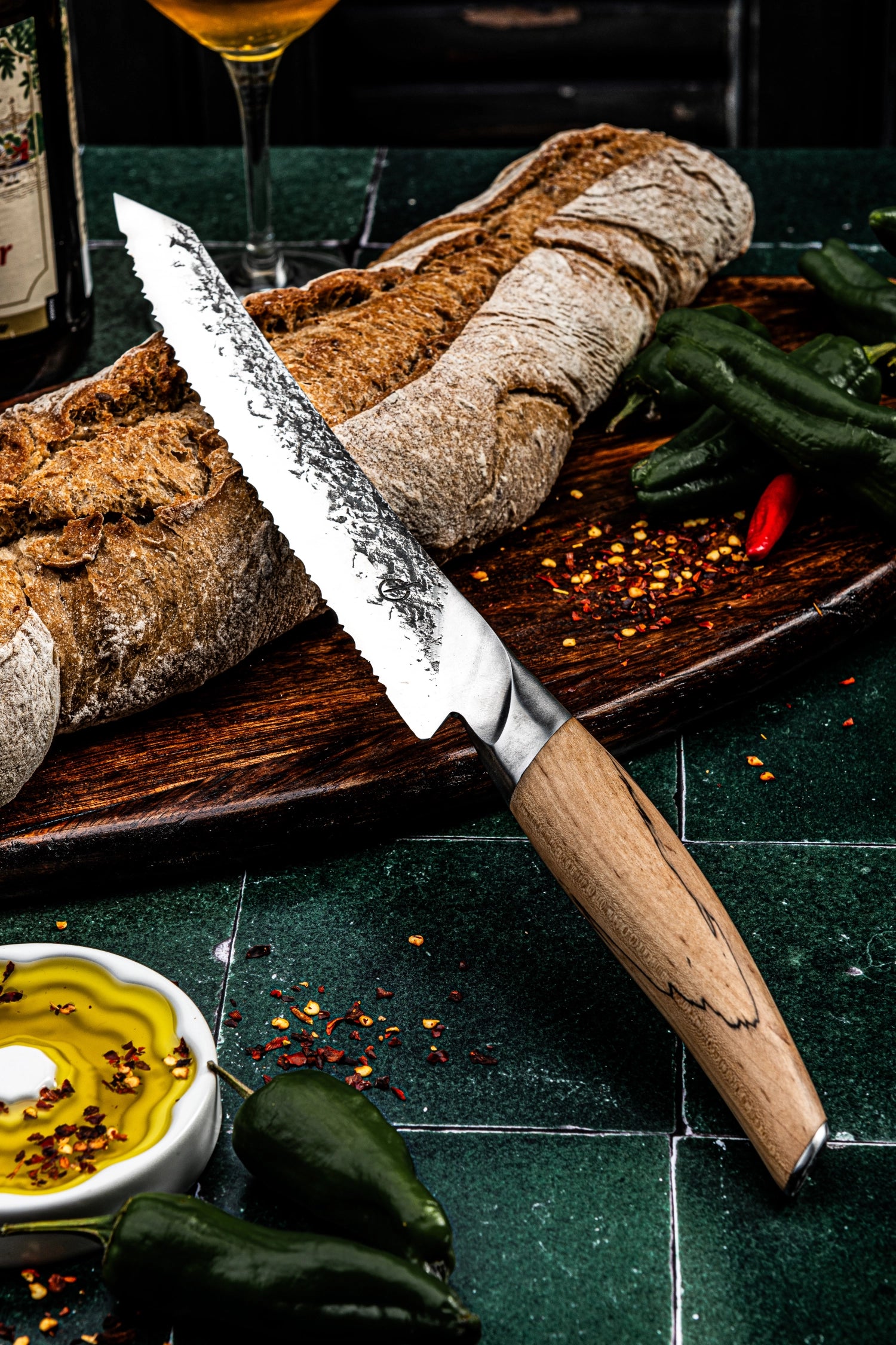 Hochwertiges Katai Brotmesser mit 20 cm Klinge, ideal für sauberes Schneiden von frischem Brot und Brötchen, stilvolles und funktionales Design.