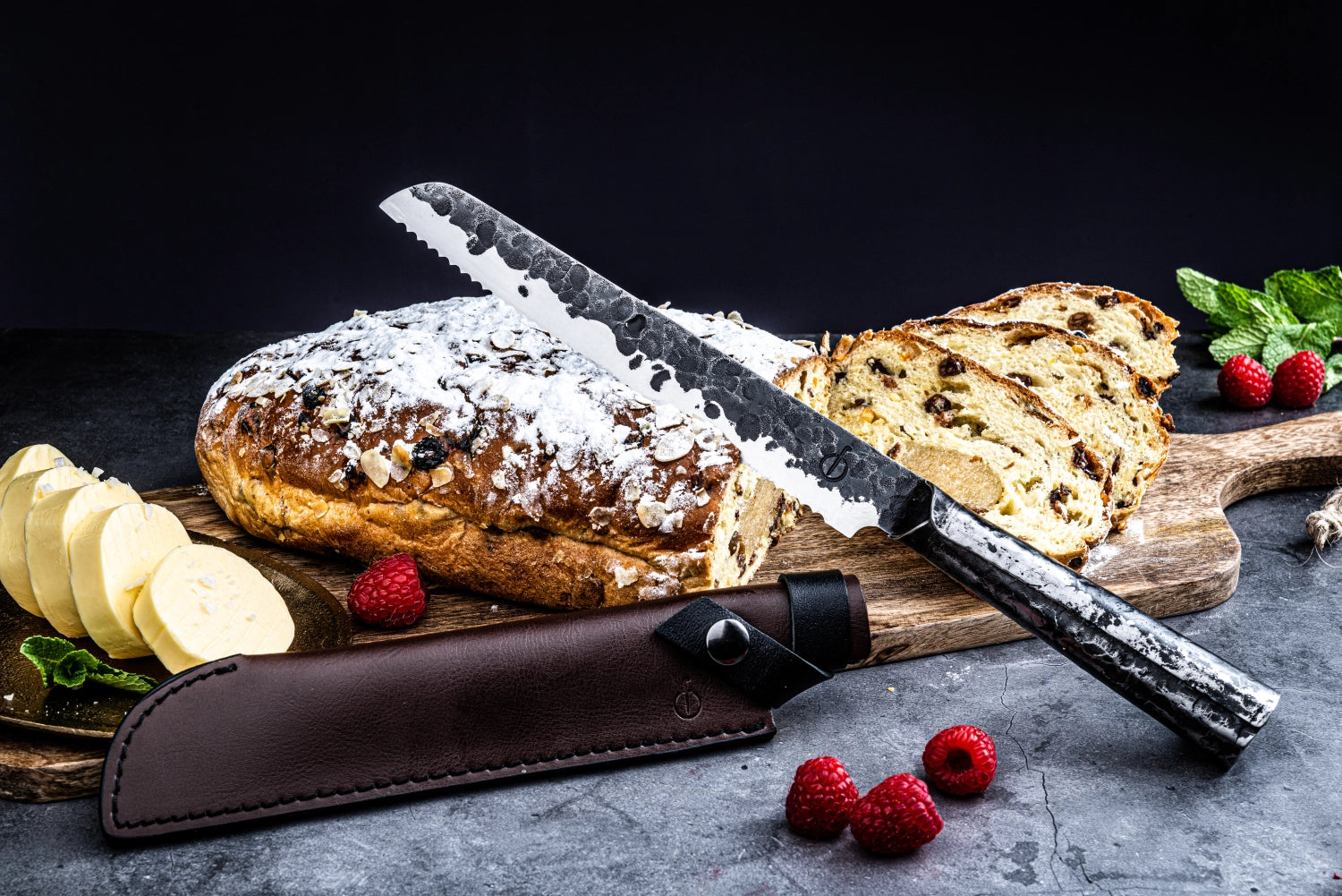 Hochwertiges Lederetui für Brotmesser von Forged, ideal zum Schutz und zur stilvollen Aufbewahrung in jeder Küche.