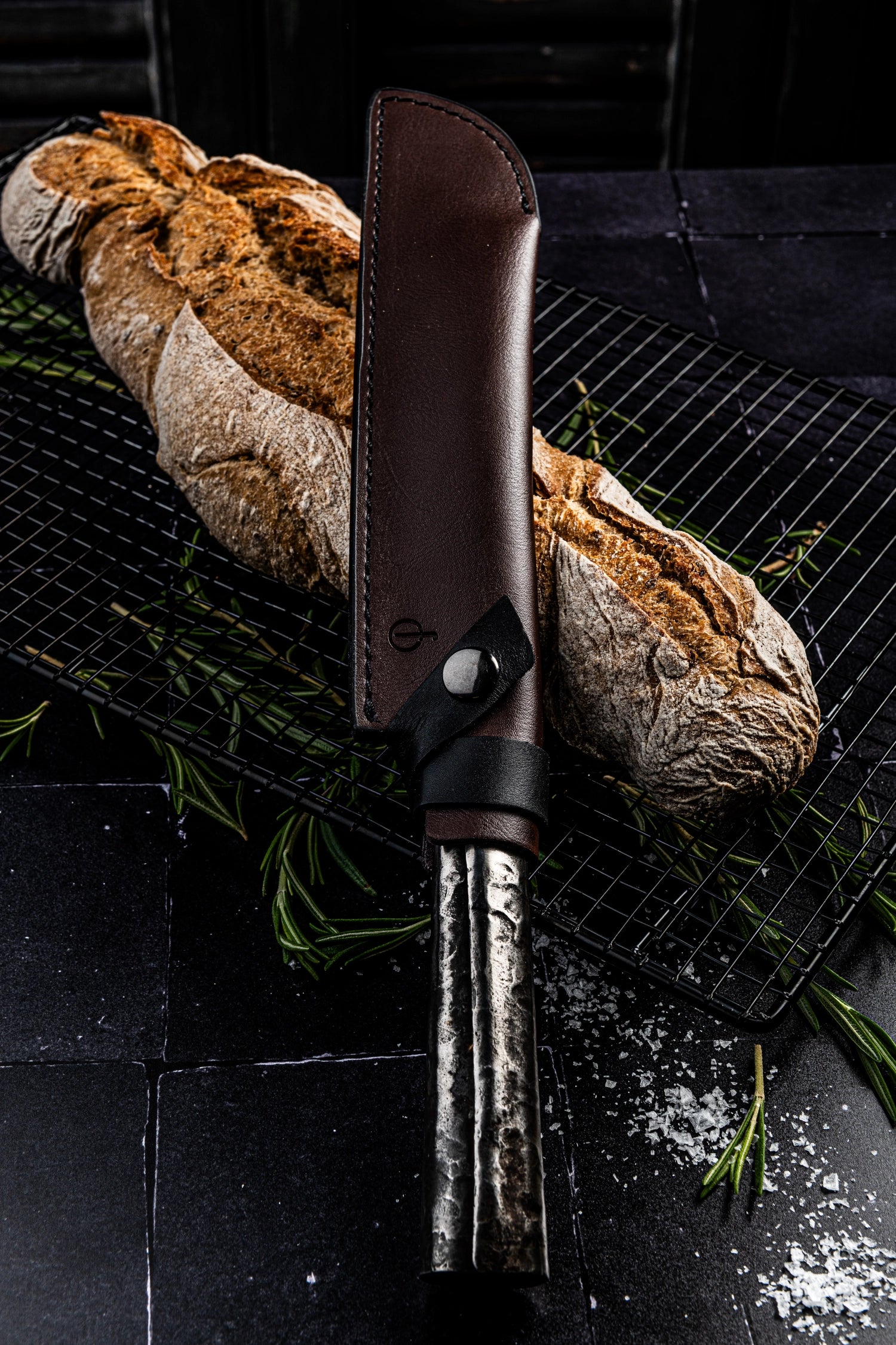 Elegantes Lederetui für Brotmesser von Forged, perfekt für die sichere Aufbewahrung und den Schutz Ihres Messers in der Küche.