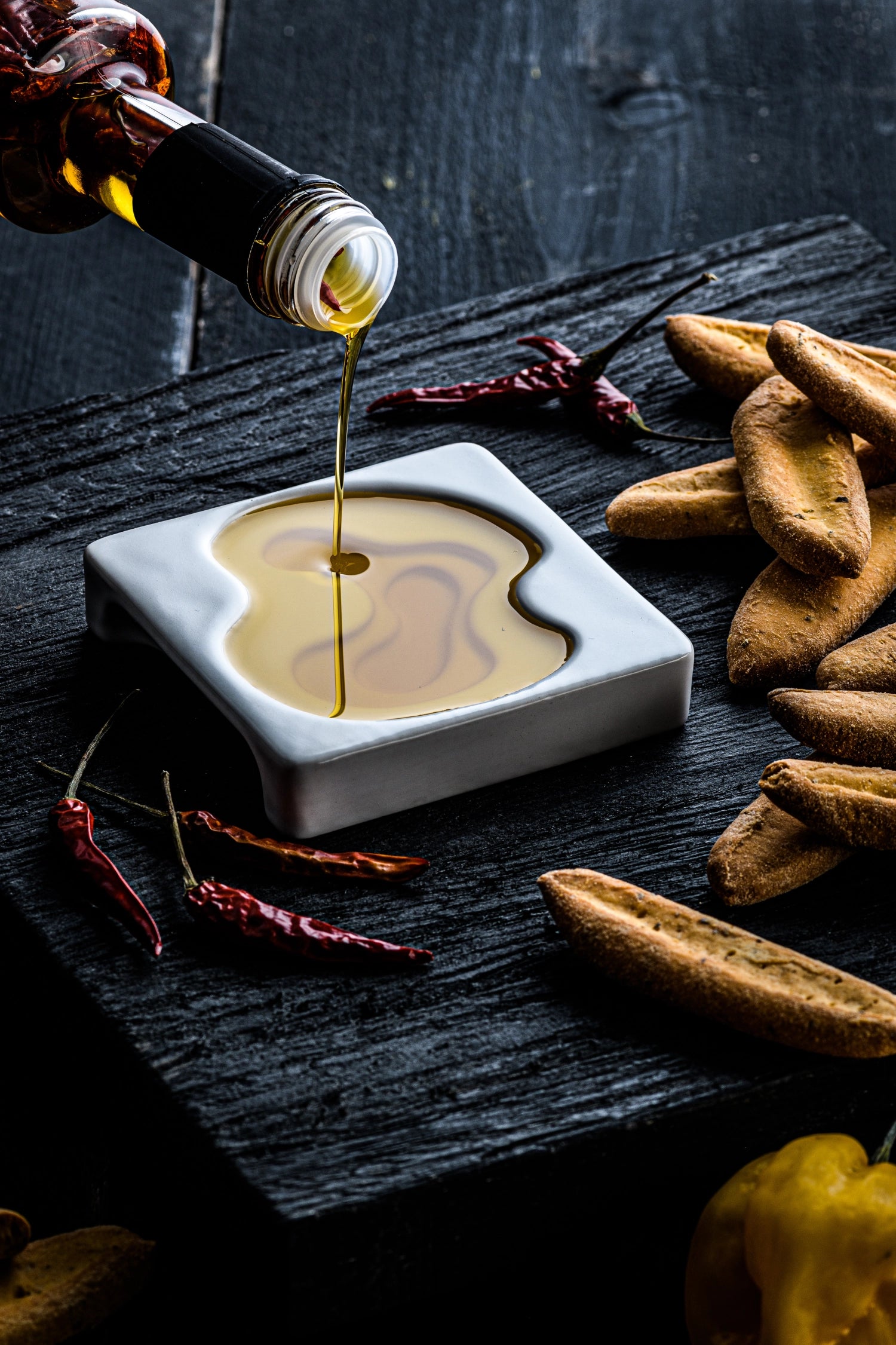 Zweiteiliges Set aus stilvollen Keramikschälchen für Olivenöl, perfekt zum Servieren von Dips und für eine ansprechende Tischdekoration.