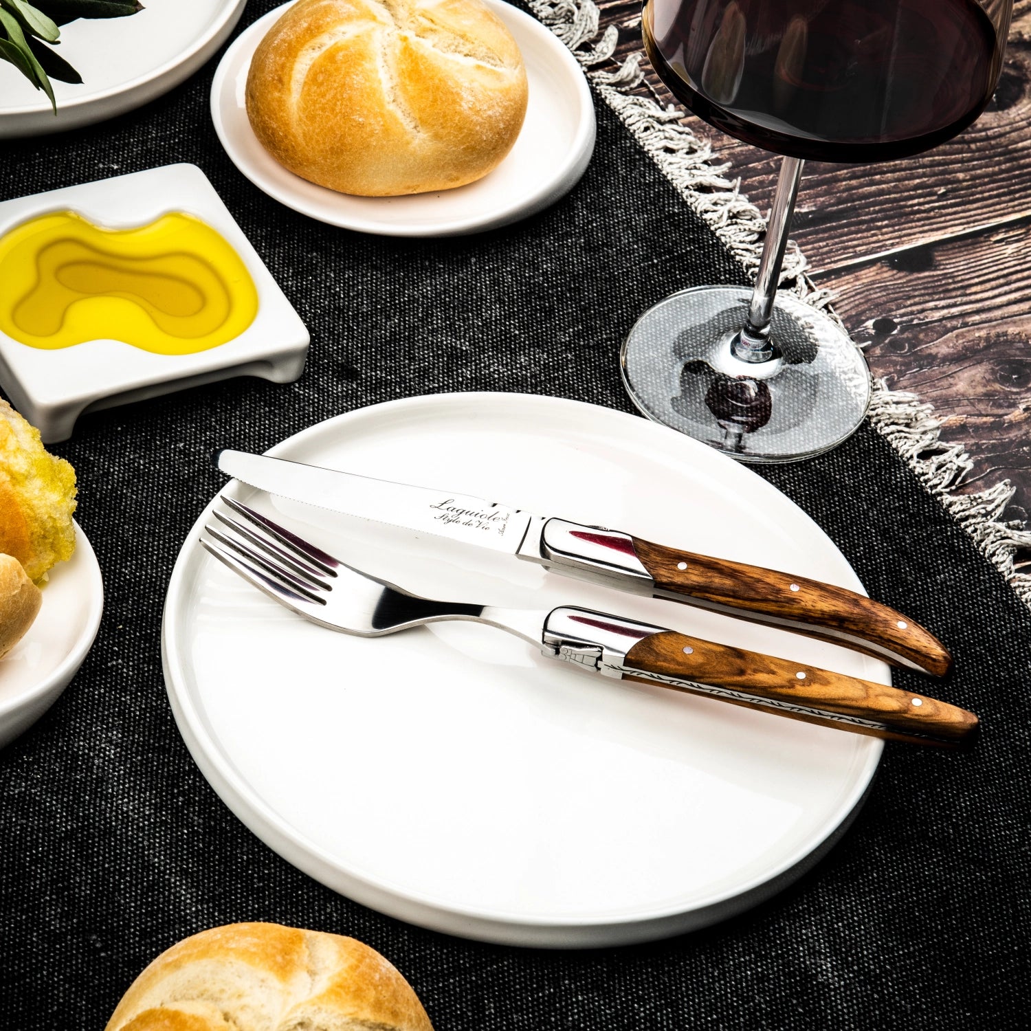 Elegantes 2er Set aus Keramik für Olivenöl, ideal zum Servieren von Dips und als dekoratives Element auf jedem Tisch.