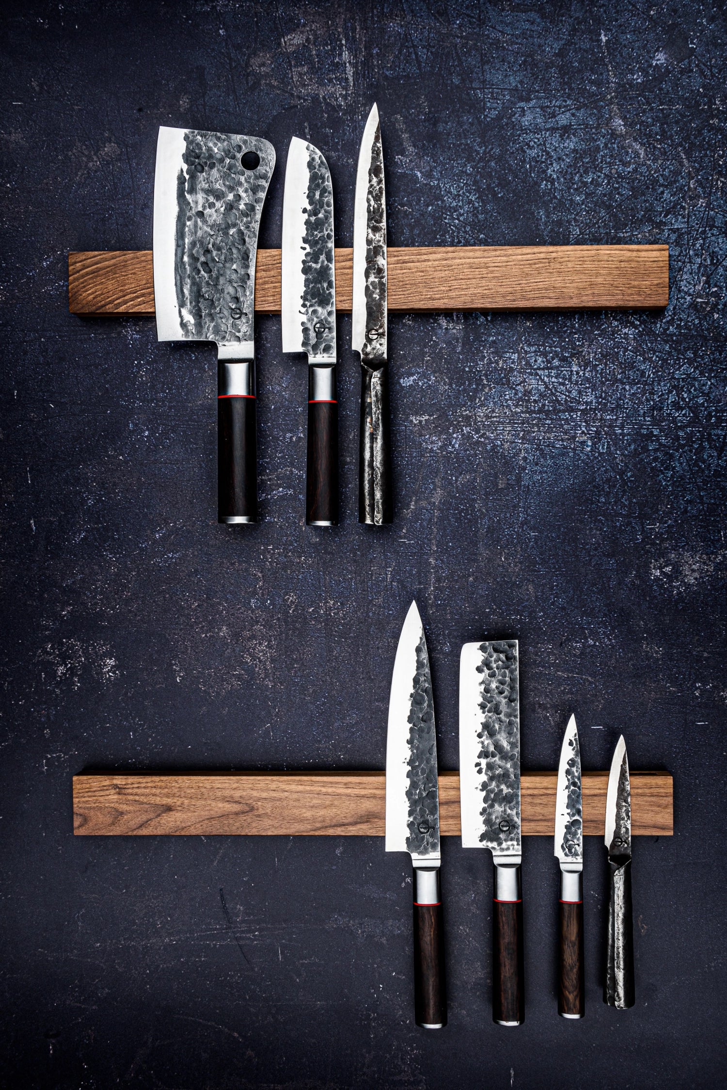 Stilvolle magnetische Messerleiste aus Walnuss, ideal für die moderne Küche, hält Messer sicher und griffbereit. Perfekt für Küchenhelfer von Style de Vie.